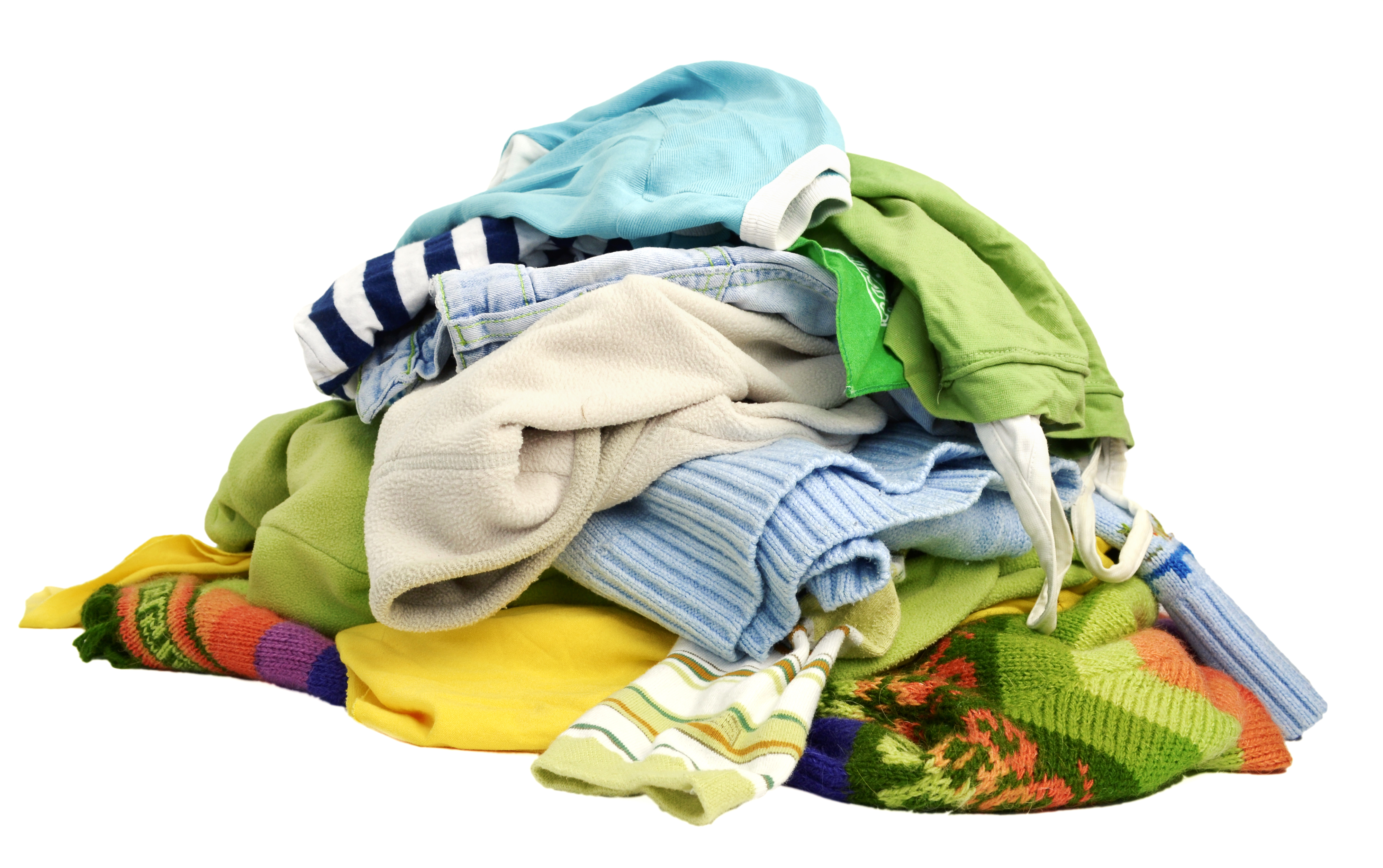 Une pile de vêtements sur le sol | Source : Shutterstock