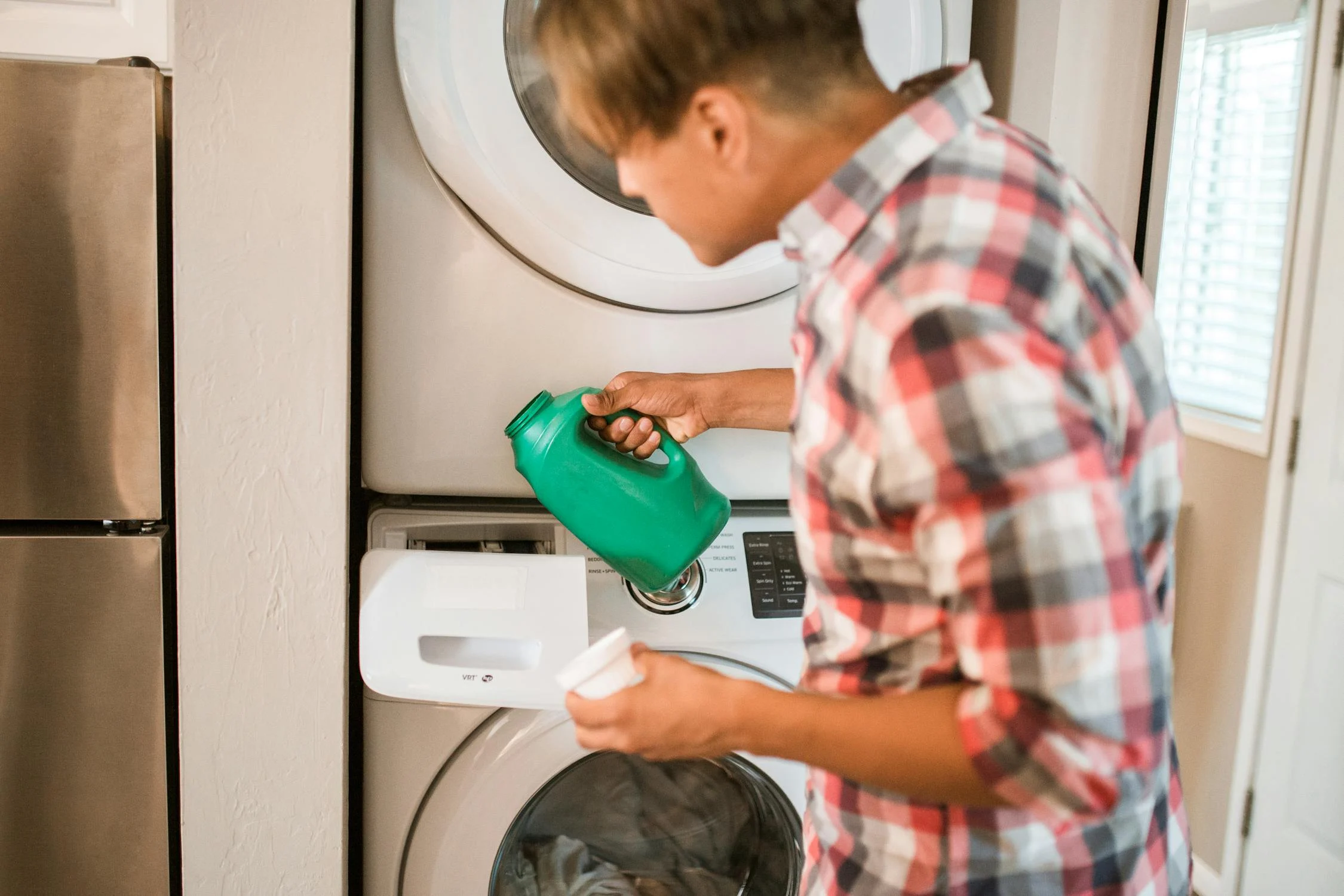 Un homme en train de faire la lessive | Source : Pexels