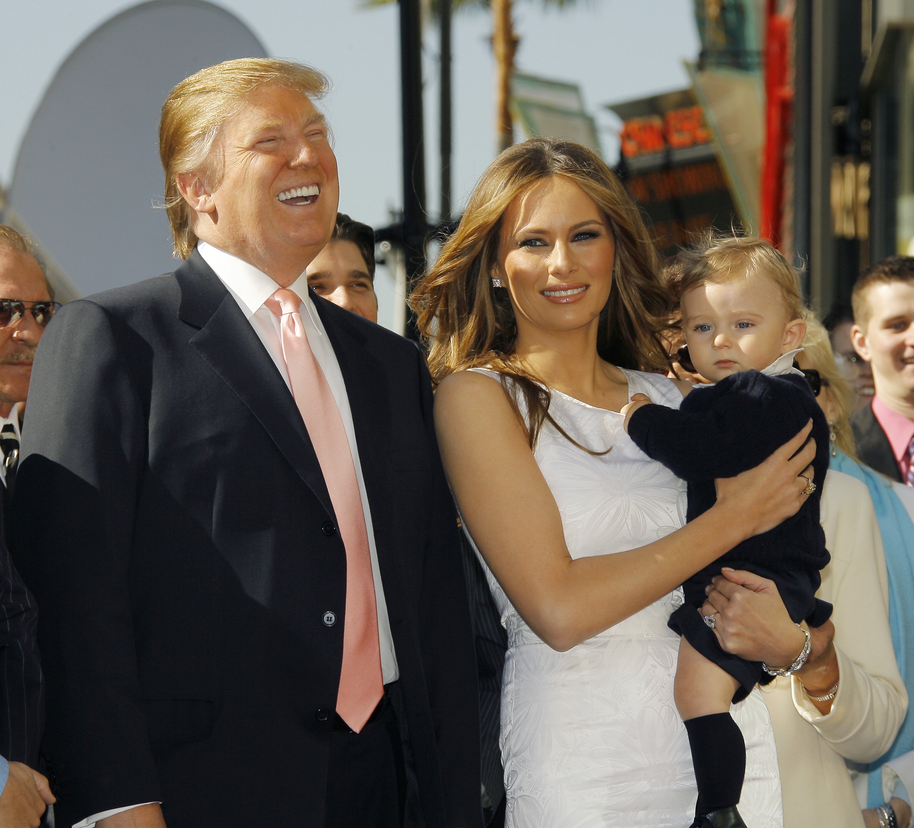 Donald, Melania et le bébé Barron Trump lors de la cérémonie d'attribution d'une étoile à Donald Trump sur le Hollywood Walk of Fame, le 16 janvier 2006, à Hollywood, en Californie. | Source : Getty Images