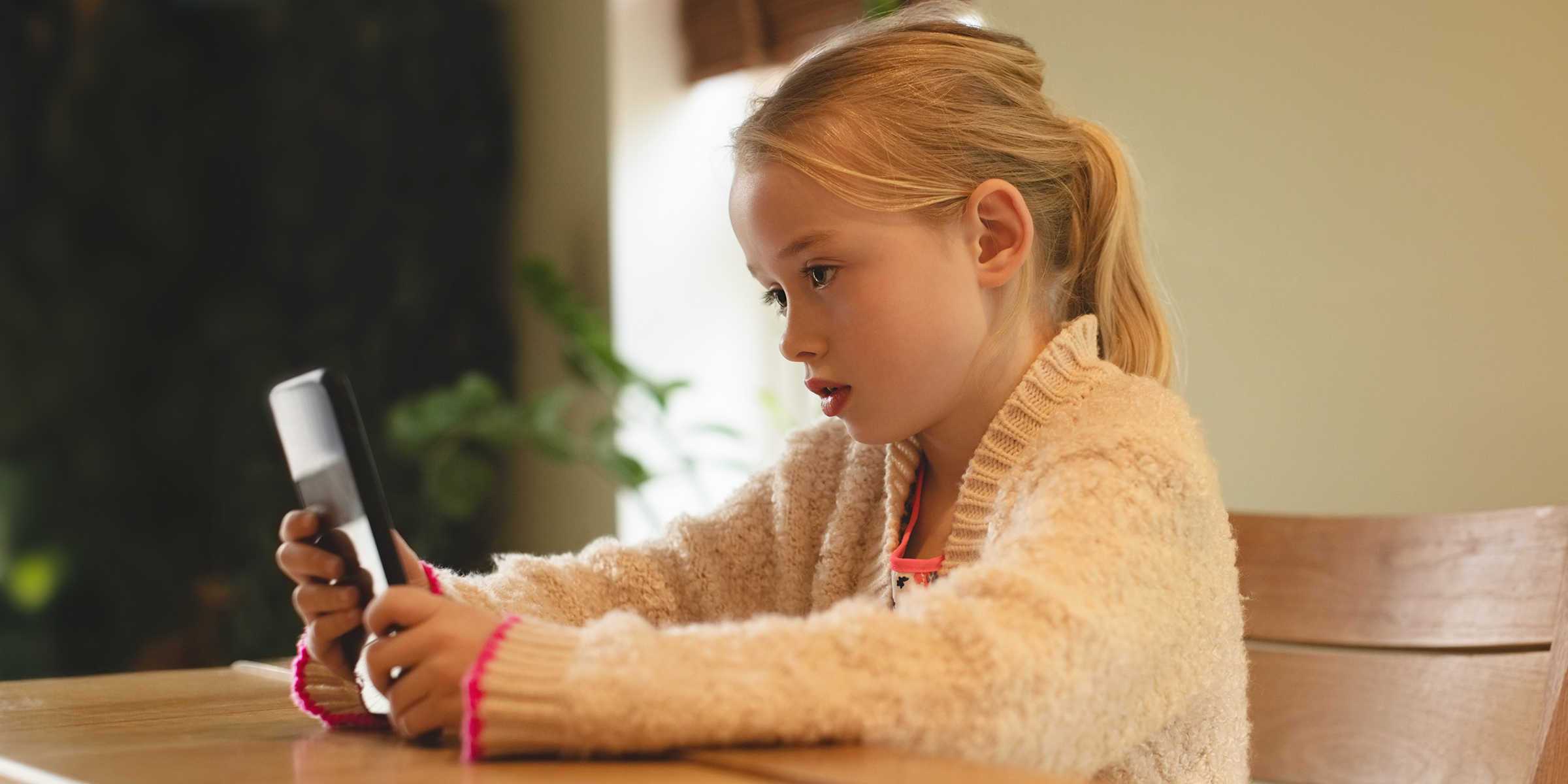 Une fille tenant un téléphone | Source : Freepik/wavebreakmedia_micro