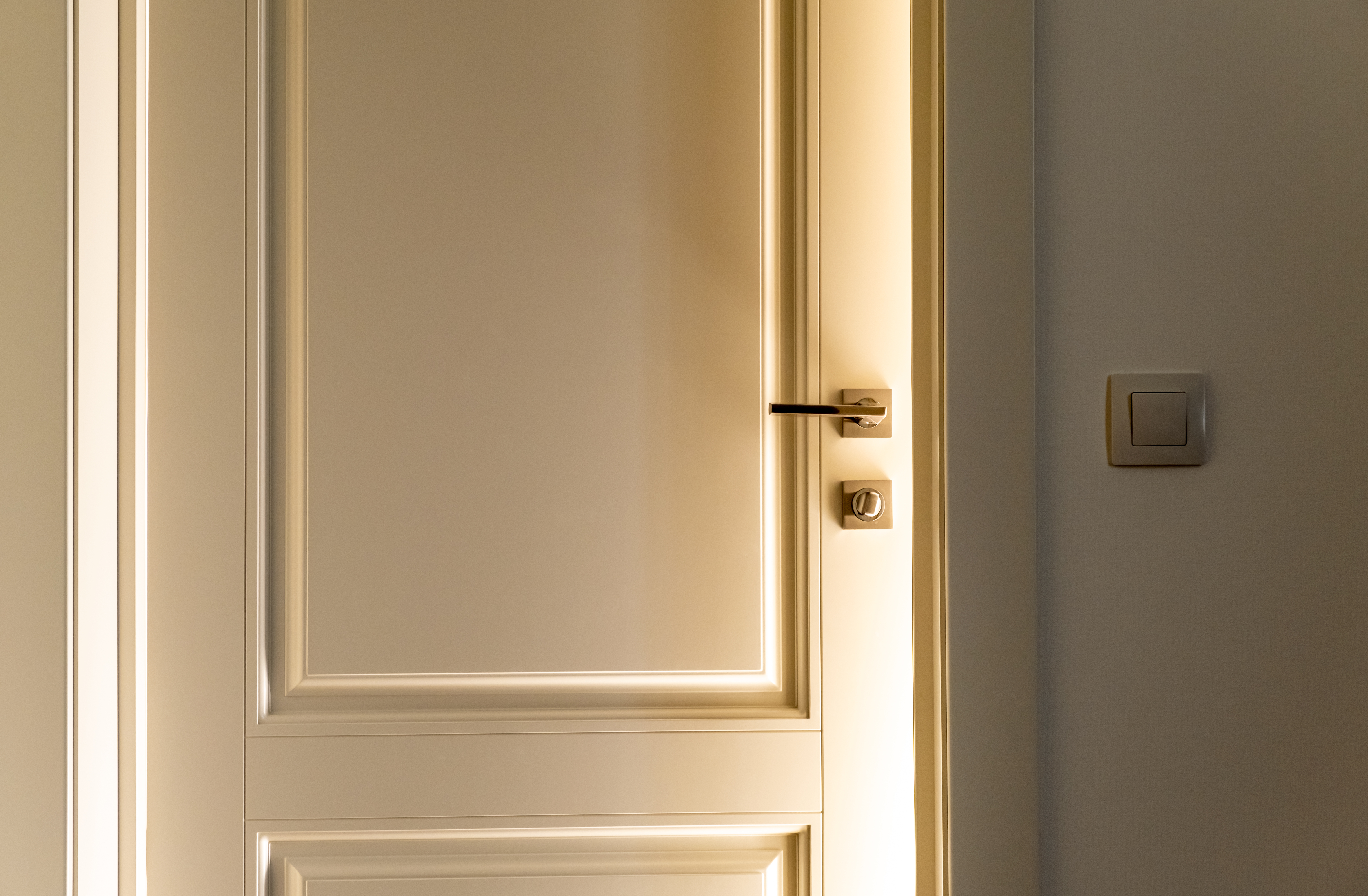 Des faisceaux de lumière vive passent par une fissure dans la porte. | Source : Shutterstock