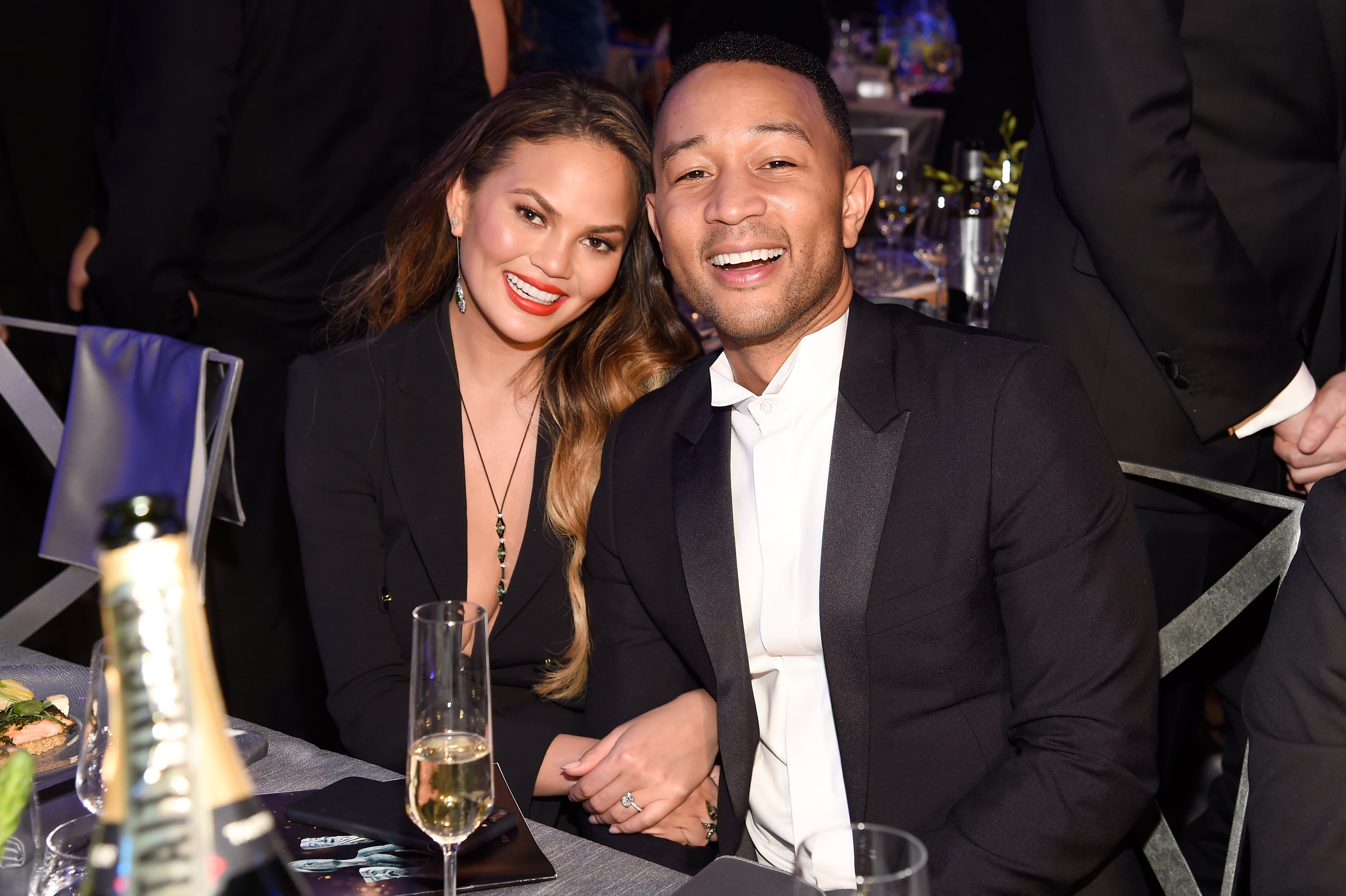 Chrissy Teigen et John Legend lors de la 23ème remise annuelle des Screen Actors Guild Awards au Shrine Auditorium le 29 janvier 2017 | Photo : GettyImages