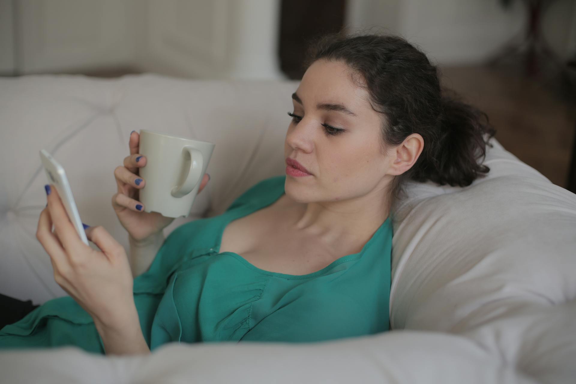 Une femme faisant défiler son téléphone portable | Source : Pexels