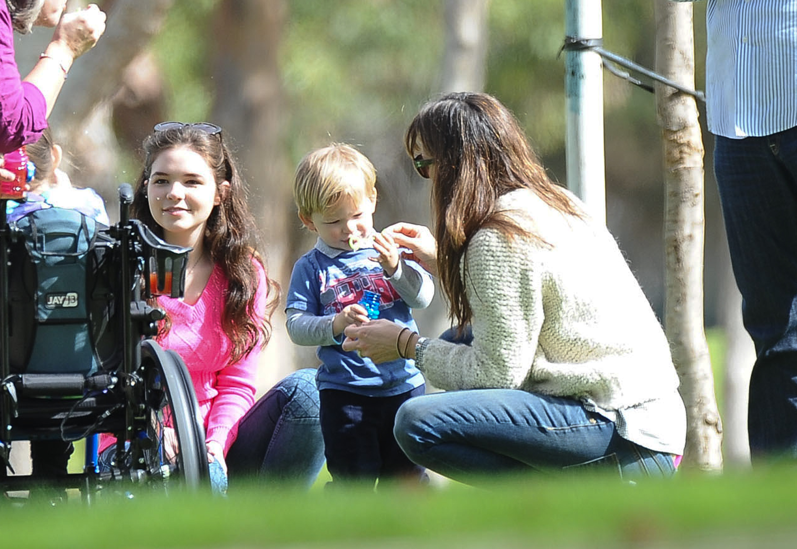 Samuel Garner Affleck s'amuse à jouer aux bulles avec Jennifer Garner dans un parc, le 8 février 2014, à Los Angeles, en Californie. | Source : Getty Images