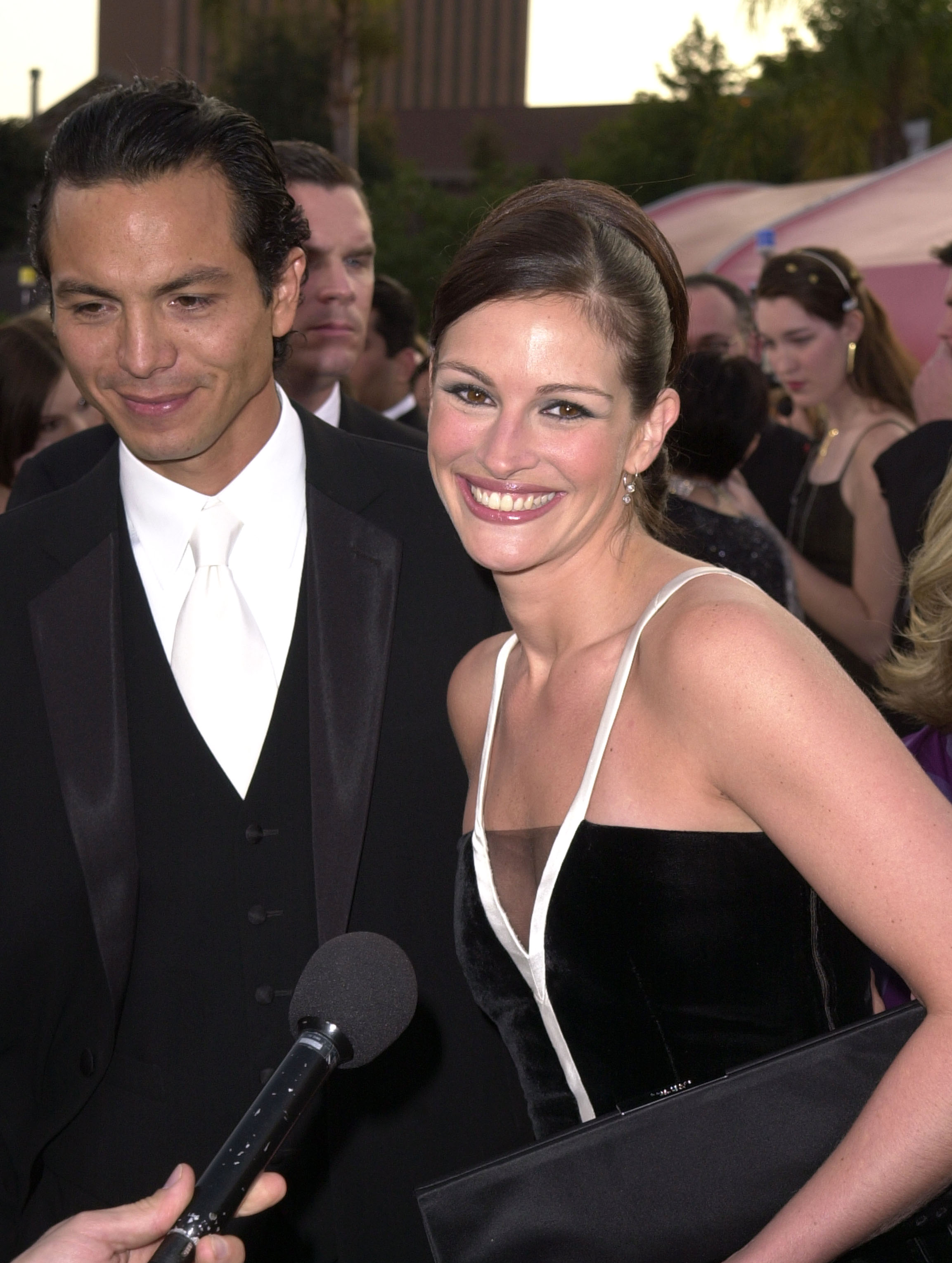 Benjamin Bratt et Julia Roberts lors de la 73e cérémonie annuelle des Oscars à Los Angeles, en Californie, en 2001. | Source : Getty Images