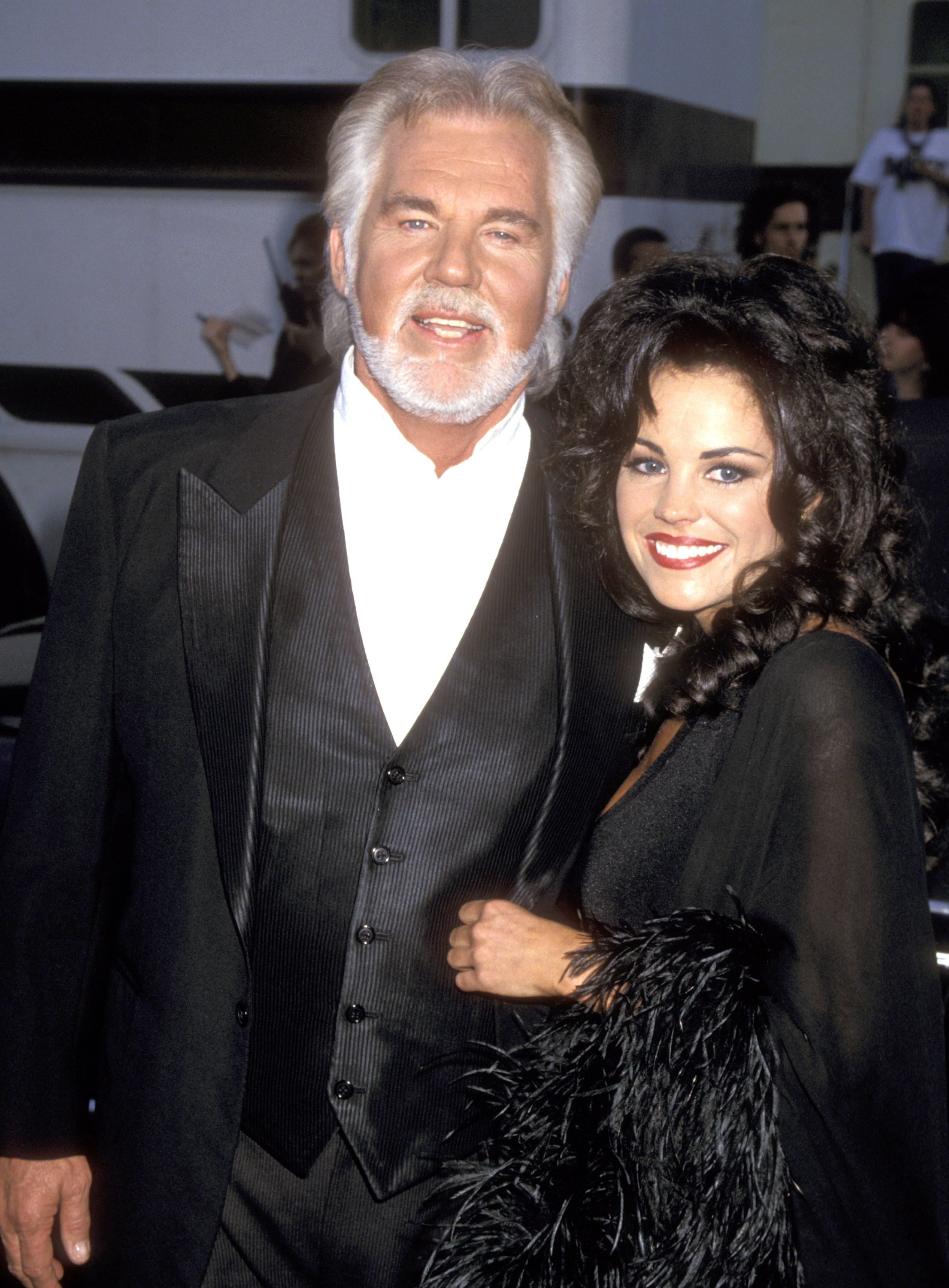 Kenny Rogers et sa femme Wanda Miller lors de la 22e édition des American Music Awards, le 30 janvier 1995, à Los Angeles, Californie | Source : Getty Images