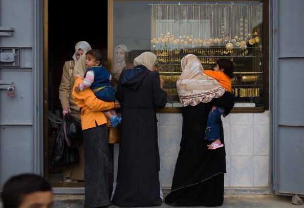 https://www.gettyimages.fr/detail/photo-d'actualit%C3%A9/iraqi-women-stand-outside-a-gold-shop-february-17-photo-dactualit%C3%A9/451602644