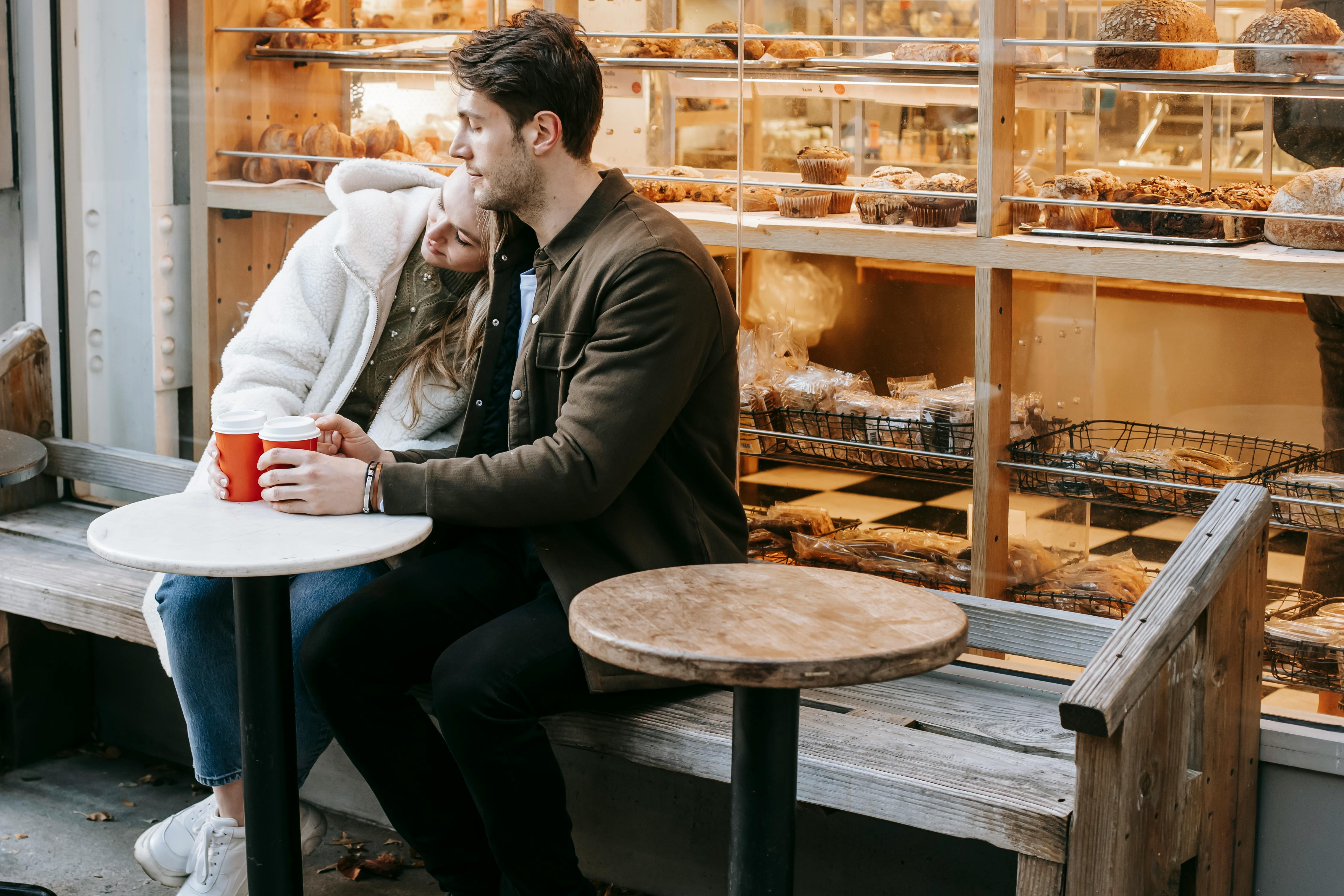 Un couple dans un café | Source : Pexels