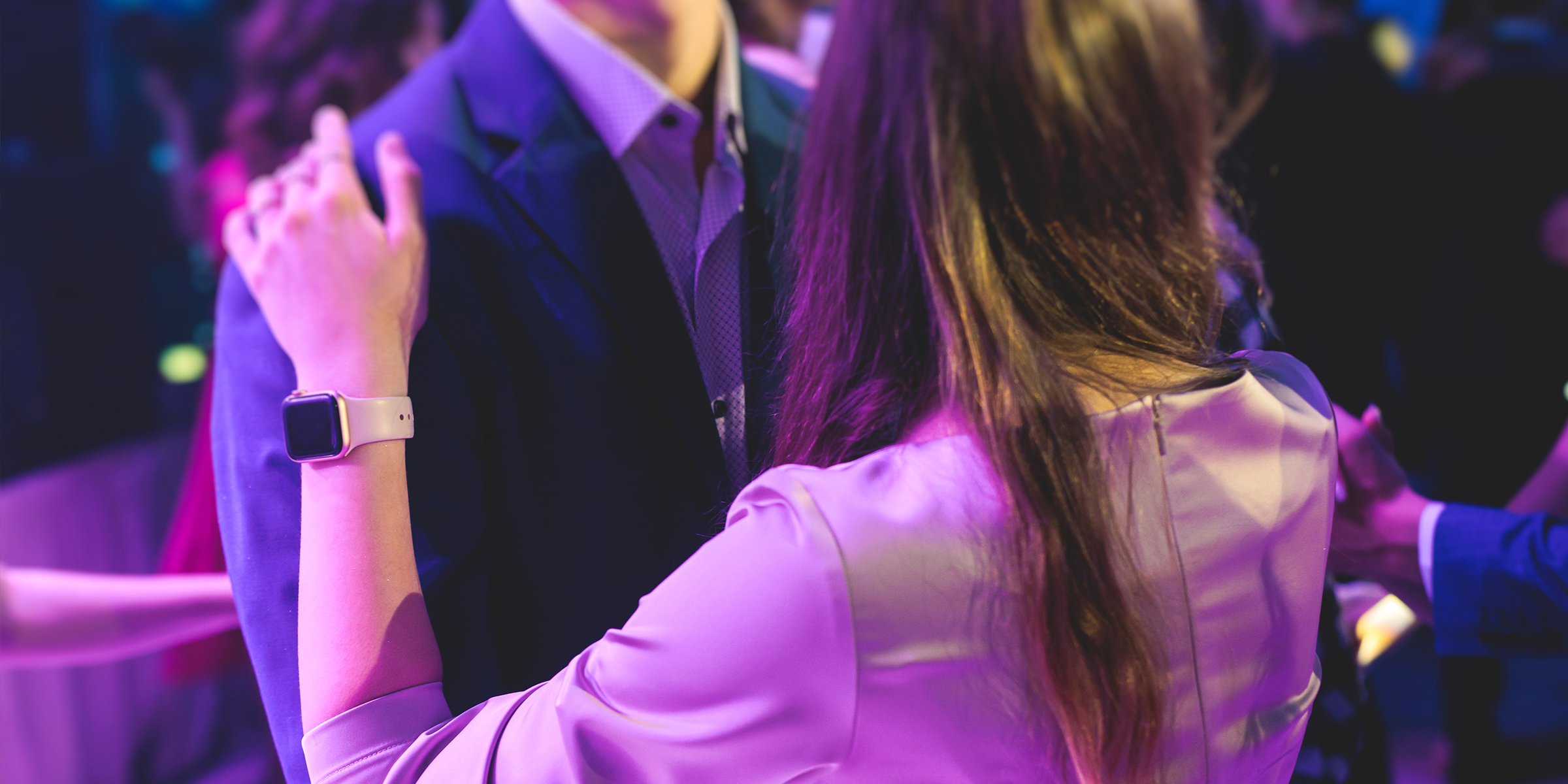 Un couple en train de danser | Source : Shutterstock
