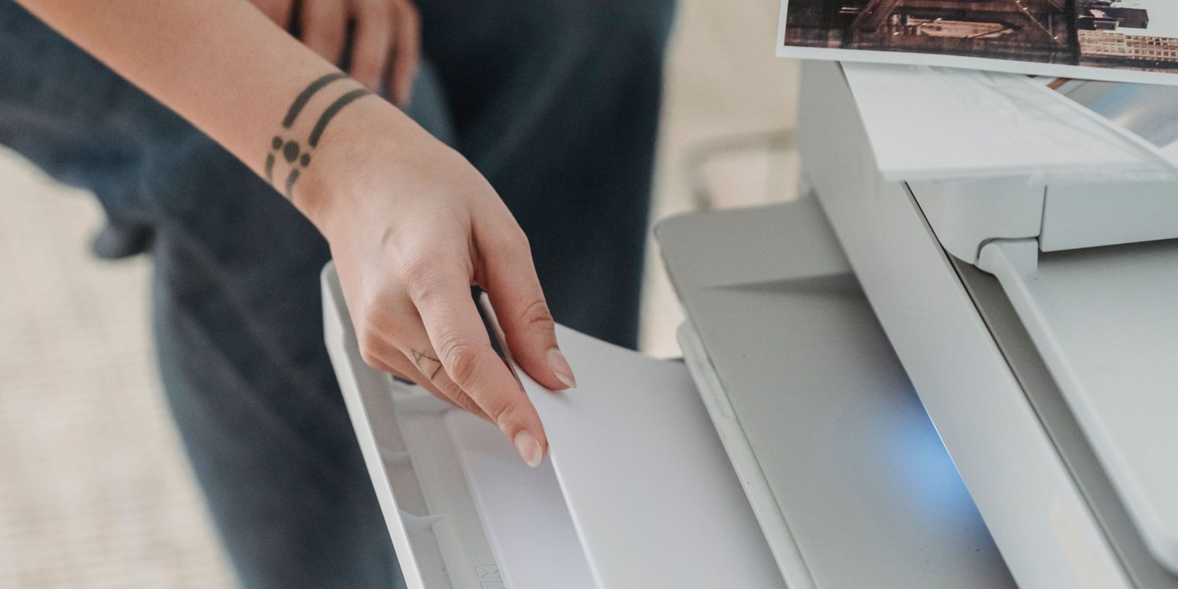 Une personne en train d'imprimer | Source : Pexels