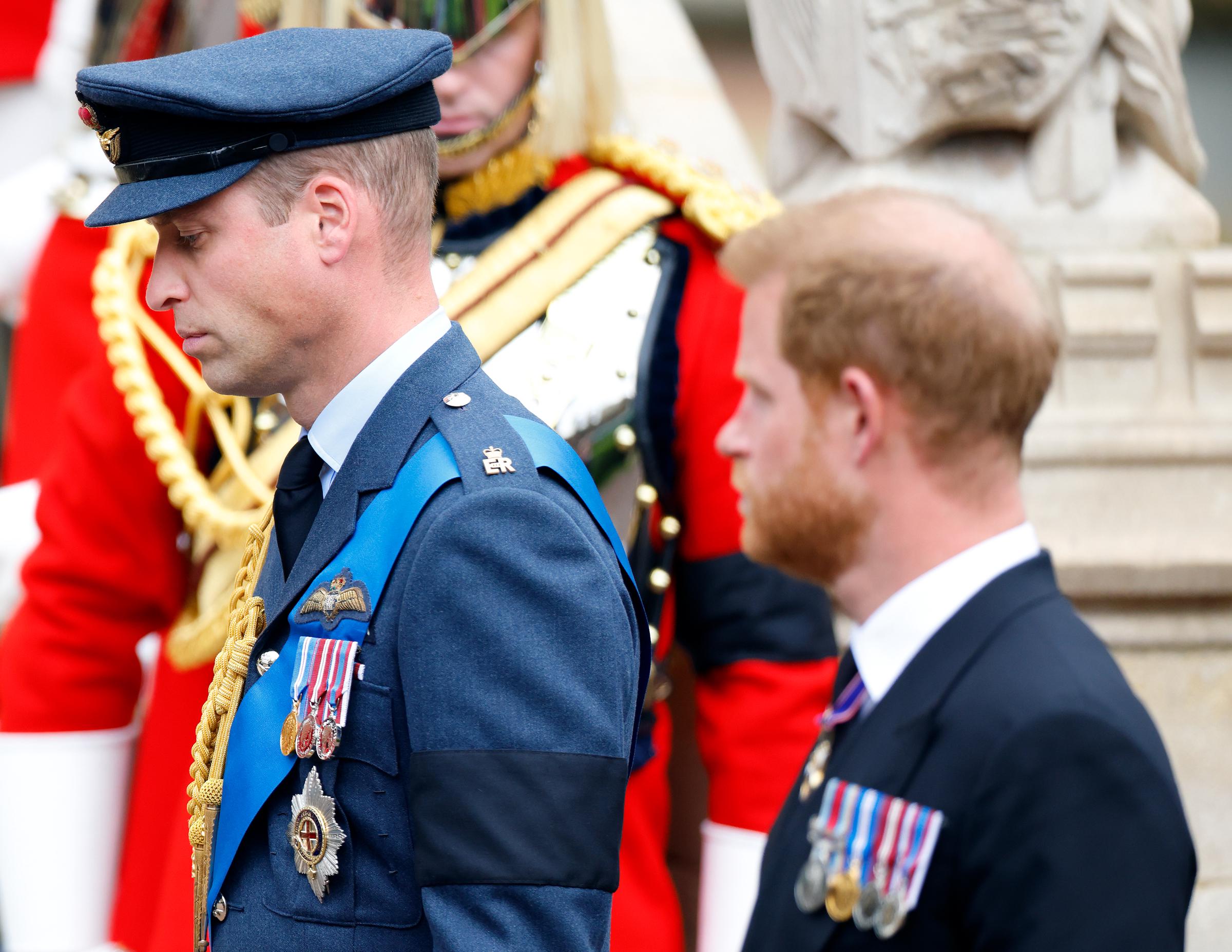 Le prince William et le prince Harry lors du service d'inhumation de la défunte reine Élisabeth II à la chapelle Saint-Georges de Windsor, en Angleterre, le 19 septembre 2022 | Source : Getty Images