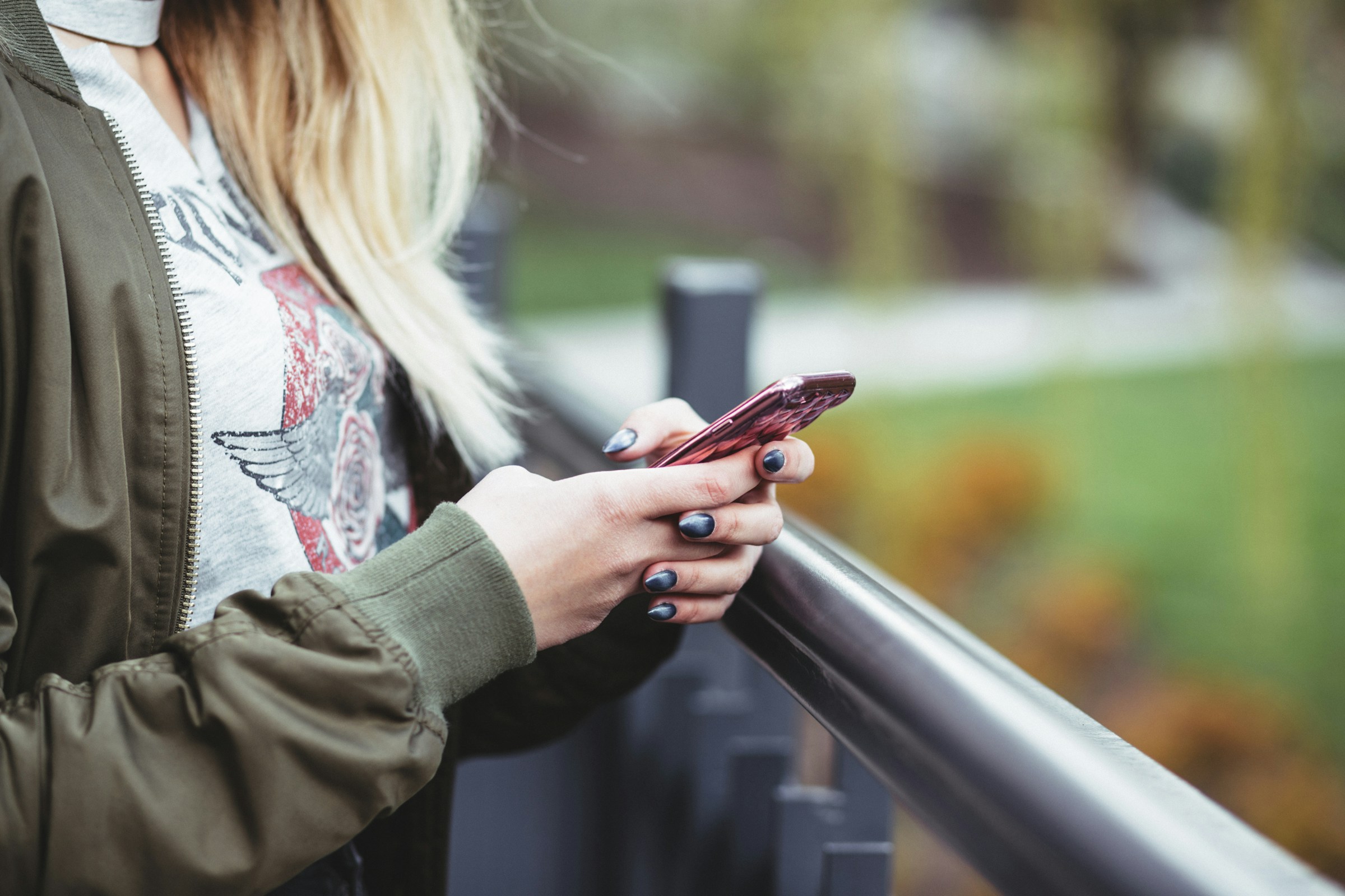 Une femme tenant un smartphone | Source : Unsplash