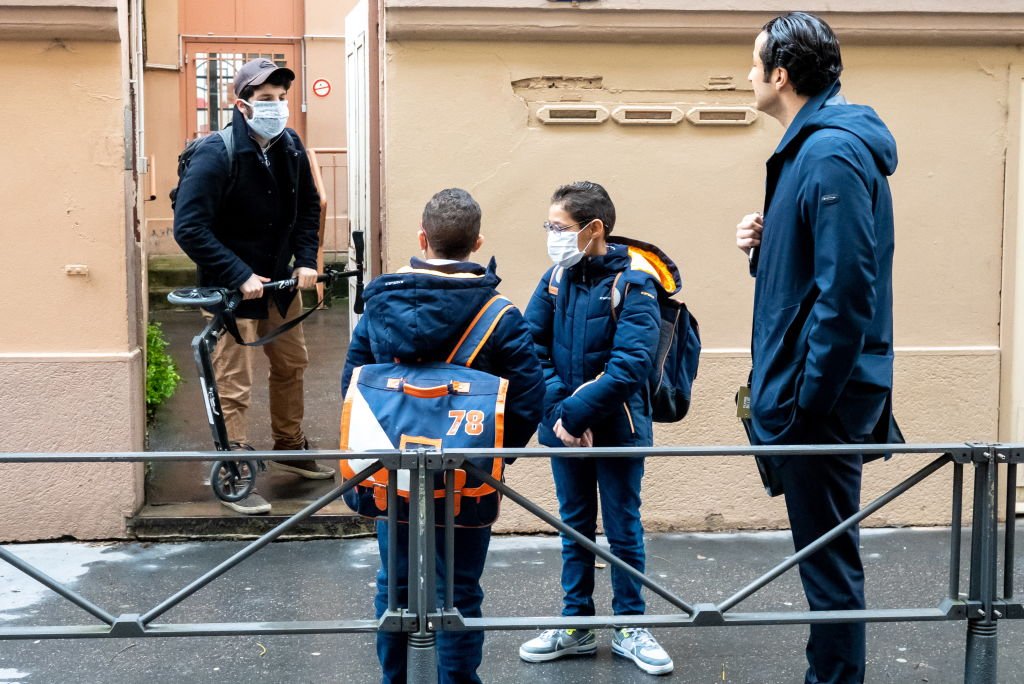 Des élèves portant leurs masques anti-covid. l Source : Getty Images