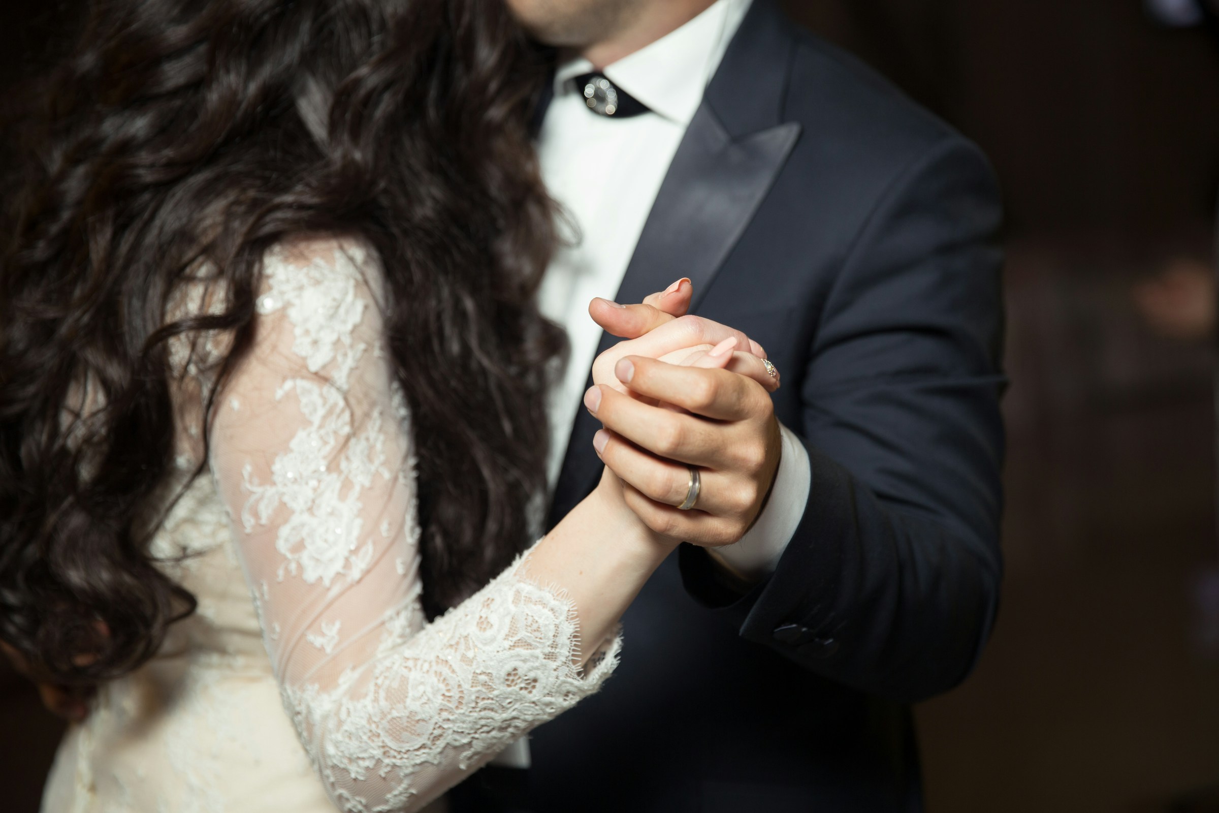 Une mariée et un marié en train de danser | Souce : Unsplash