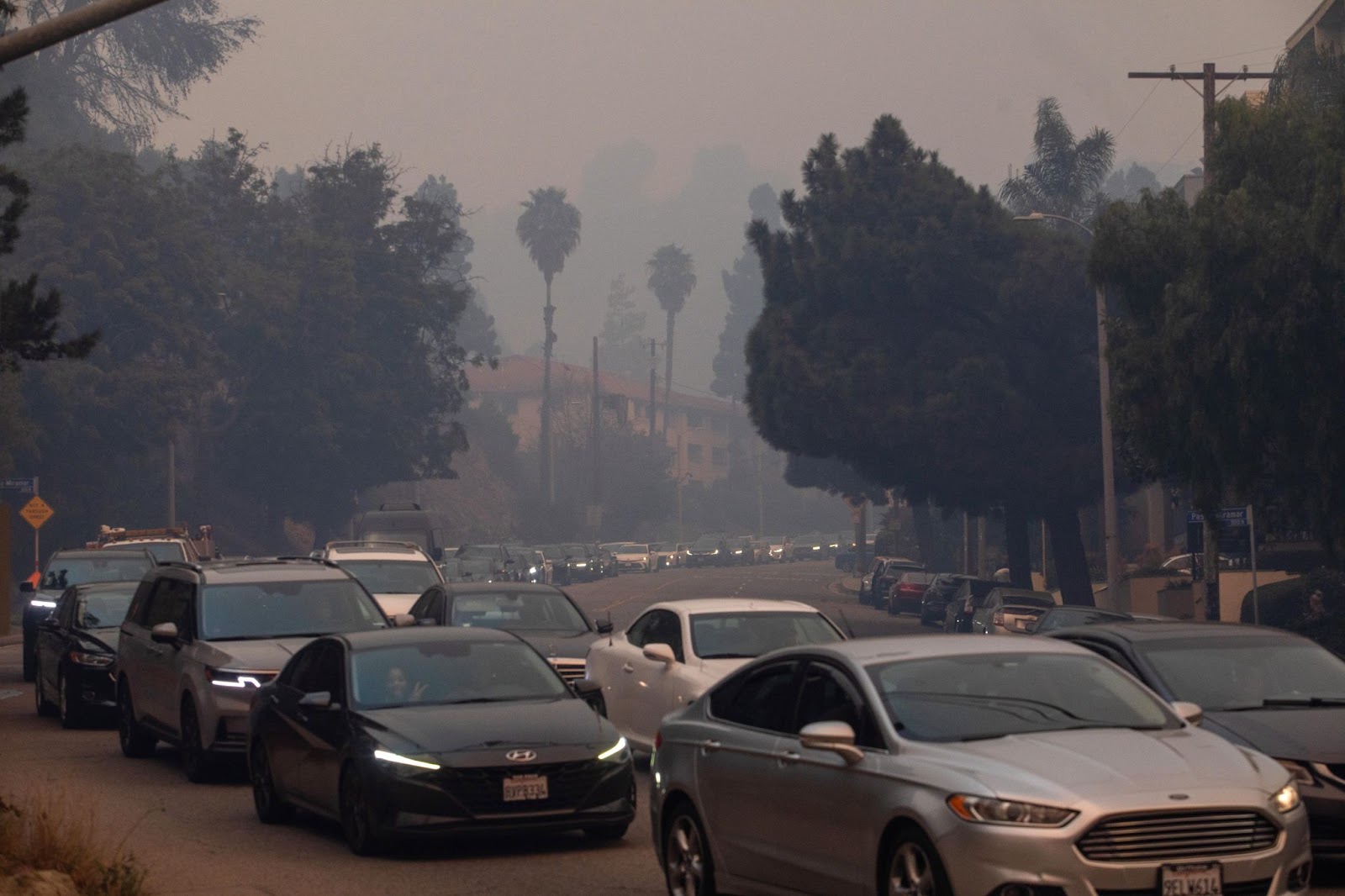 Des habitants conduisent sur Sunset Boulevard alors qu'ils évacuent l'incendie de Palisades, le 7 janvier 2025, dans le quartier de Pacific Palisades à Los Angeles, en Californie. | Source : Getty Images