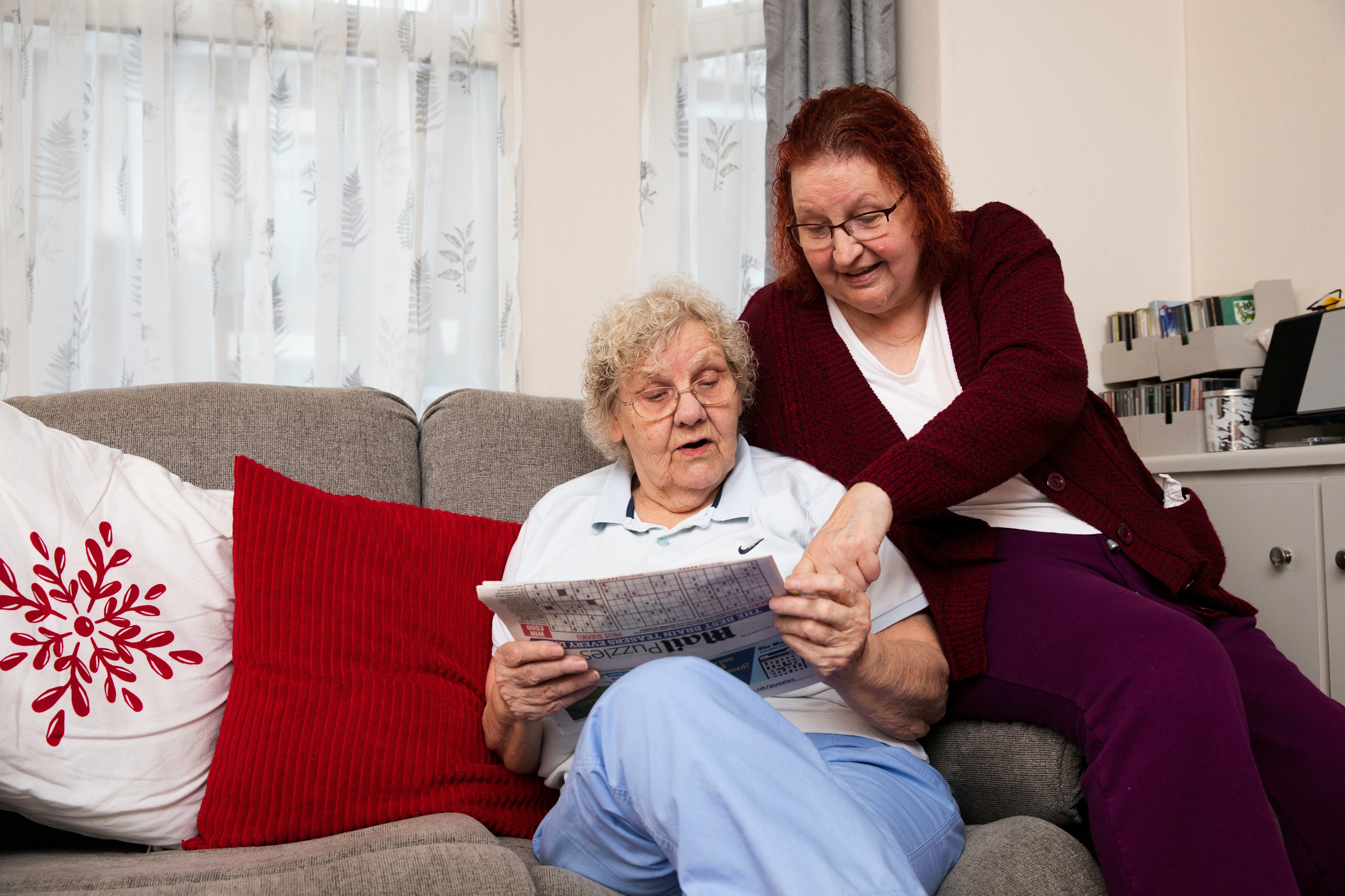 Deux femmes âgées lisent le journal ensemble | Source : Pexels