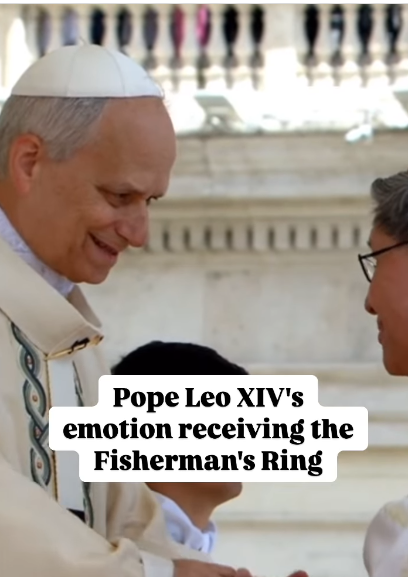 Le pape Léon XIV serrant la main du cardinal Tagle après avoir reçu l'anneau du pêcheur, en date du 18 mai 2025 | Source : Instagram/catholicnewsagency