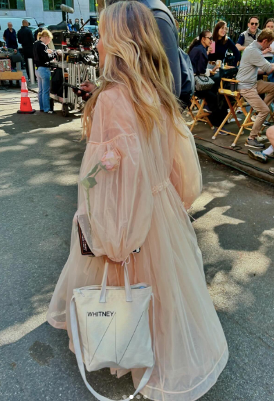 Sarah Jessica Parker sur le plateau de tournage de "And just like that..." à New York en mai 2024 | Source : Instagram/SarahJessicaParker