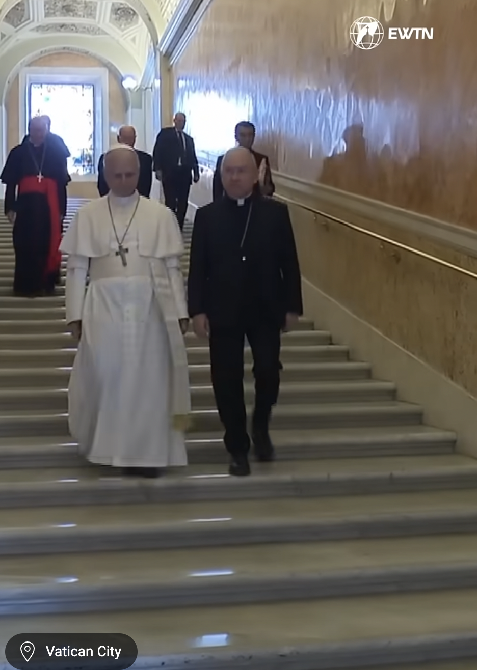 Le pape Léon XIV visitant l'appartement papal dans le palais apostolique d'après une vidéo datant du 12 mai 2025. | Source : YouTube/EWTNcatholictv