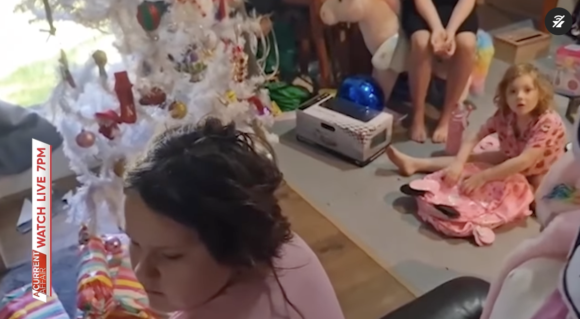 Les enfants de Kane et Ashley Stanik ouvrant leurs cadeaux le matin de Noël, comme on peut le voir dans une vidéo datée du 8 janvier 2024 | Source : Source : instagram.com/acurrentaffair9