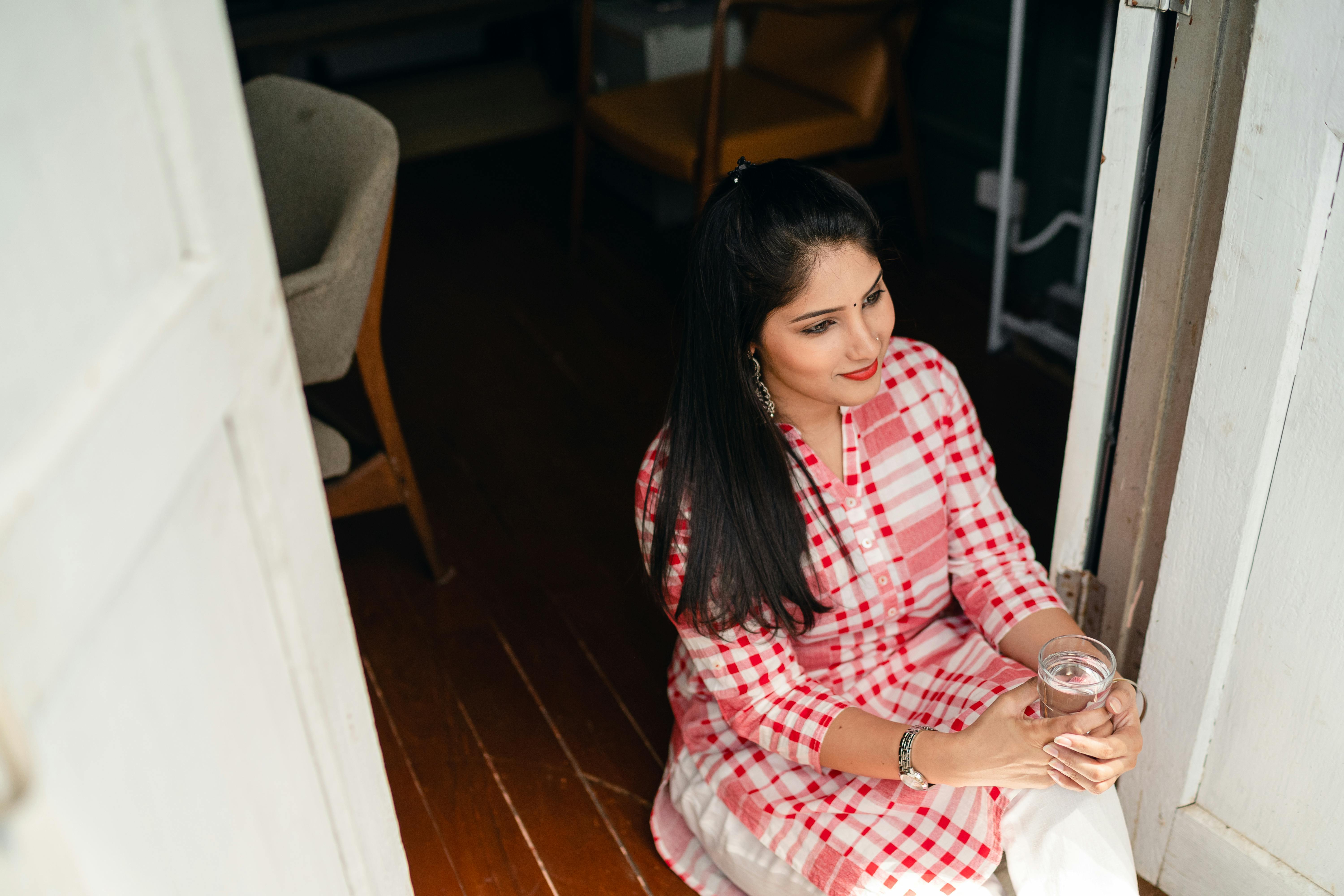 Femme heureuse regardant à l'extérieur | Source : Pexels