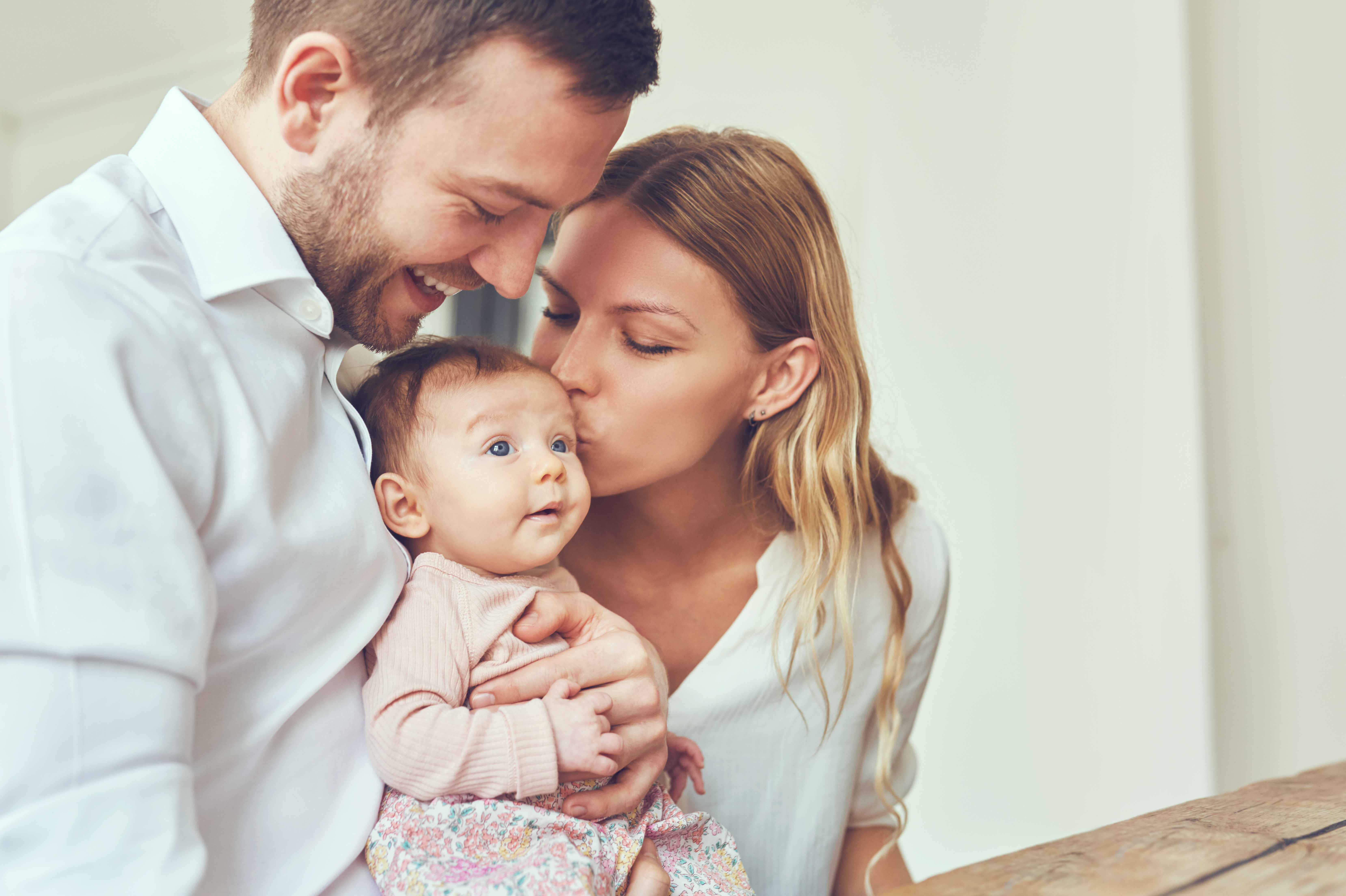 Un homme et une femme s'occupant d'un bébé | Source : Shutterstock