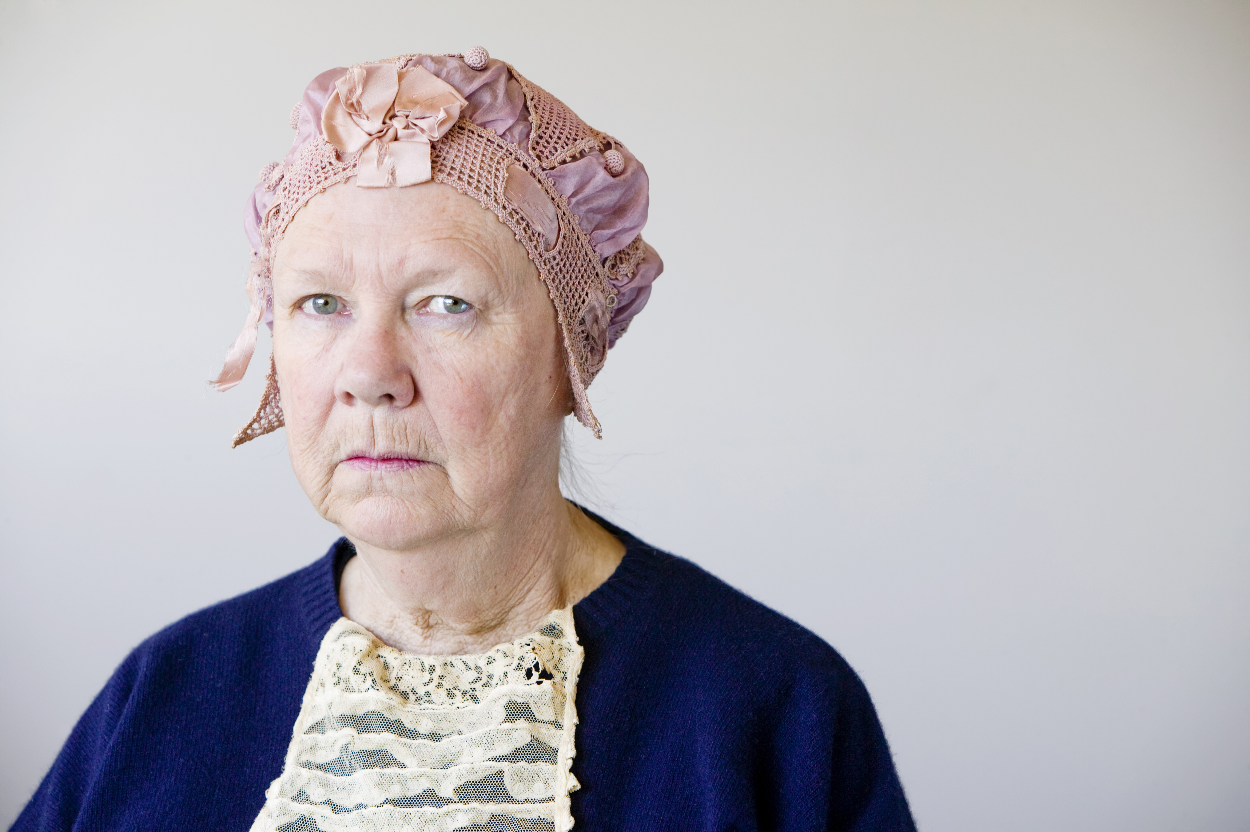 Uma mulher idosa com raiva | Fonte: Shutterstock