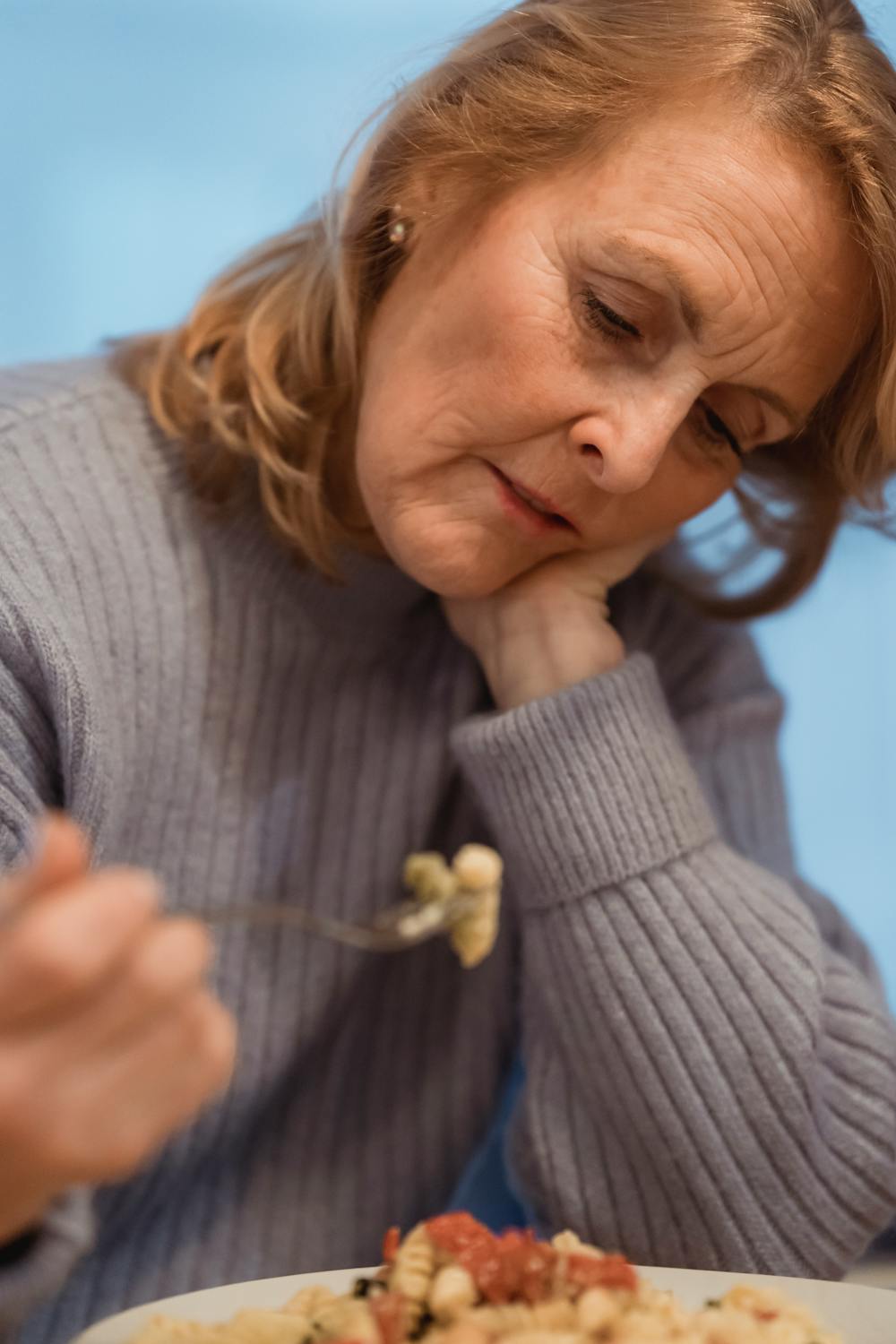 Une femme réfléchie qui mange | Source : Pexels