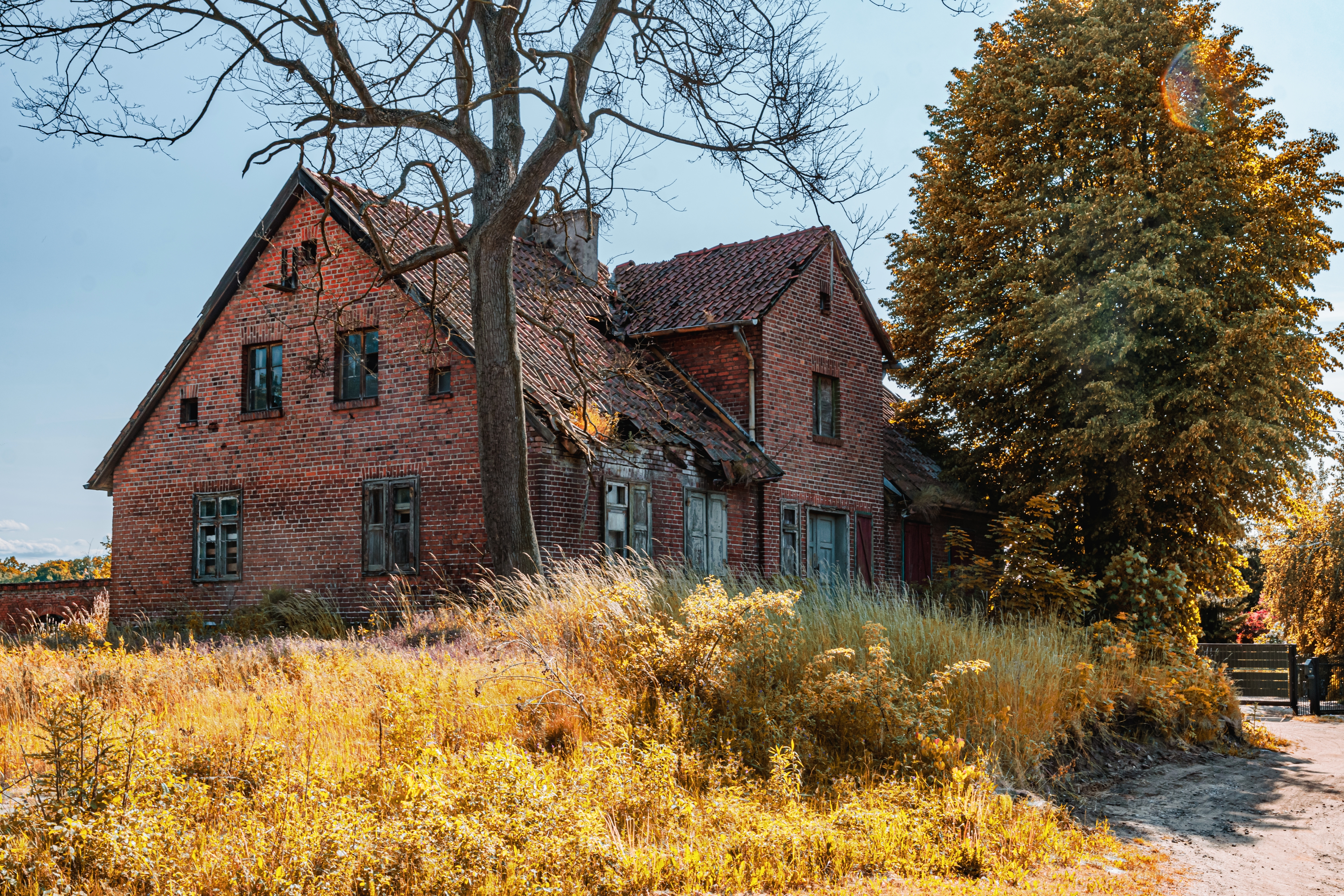 Vieja y espeluznante casa abandonada | Fuente: Shutterstock