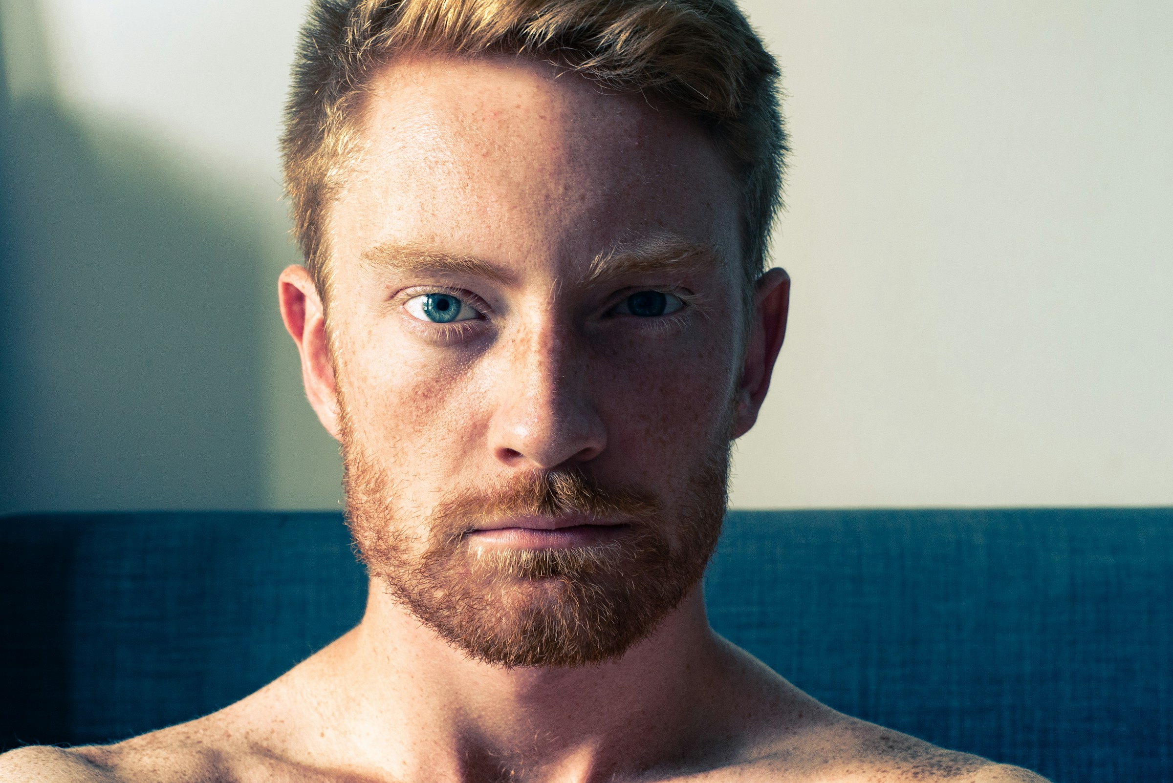 Un homme sérieux | Source : Unsplash