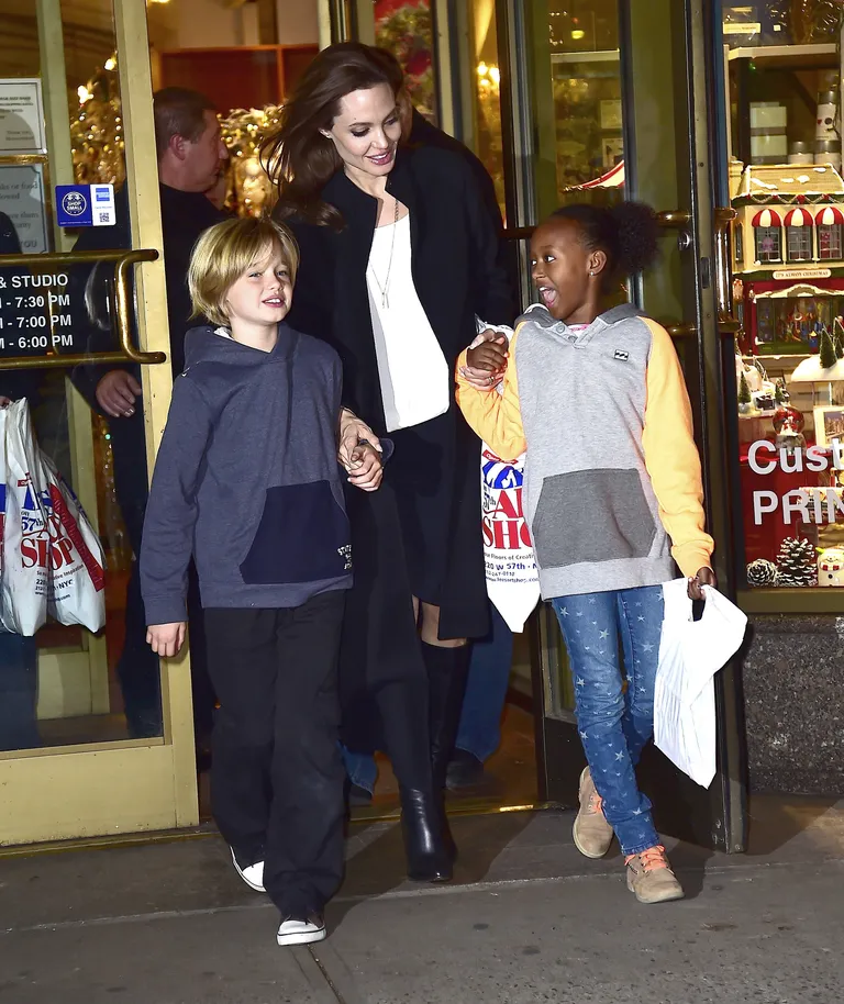 Shiloh Jolie-Pitt, Angelina Jolie et Zahara Jolie-Pitt vues en train de faire du shopping à la boutique d'art Lee's, le 21 novembre 2014, à New York | Source : Getty Images