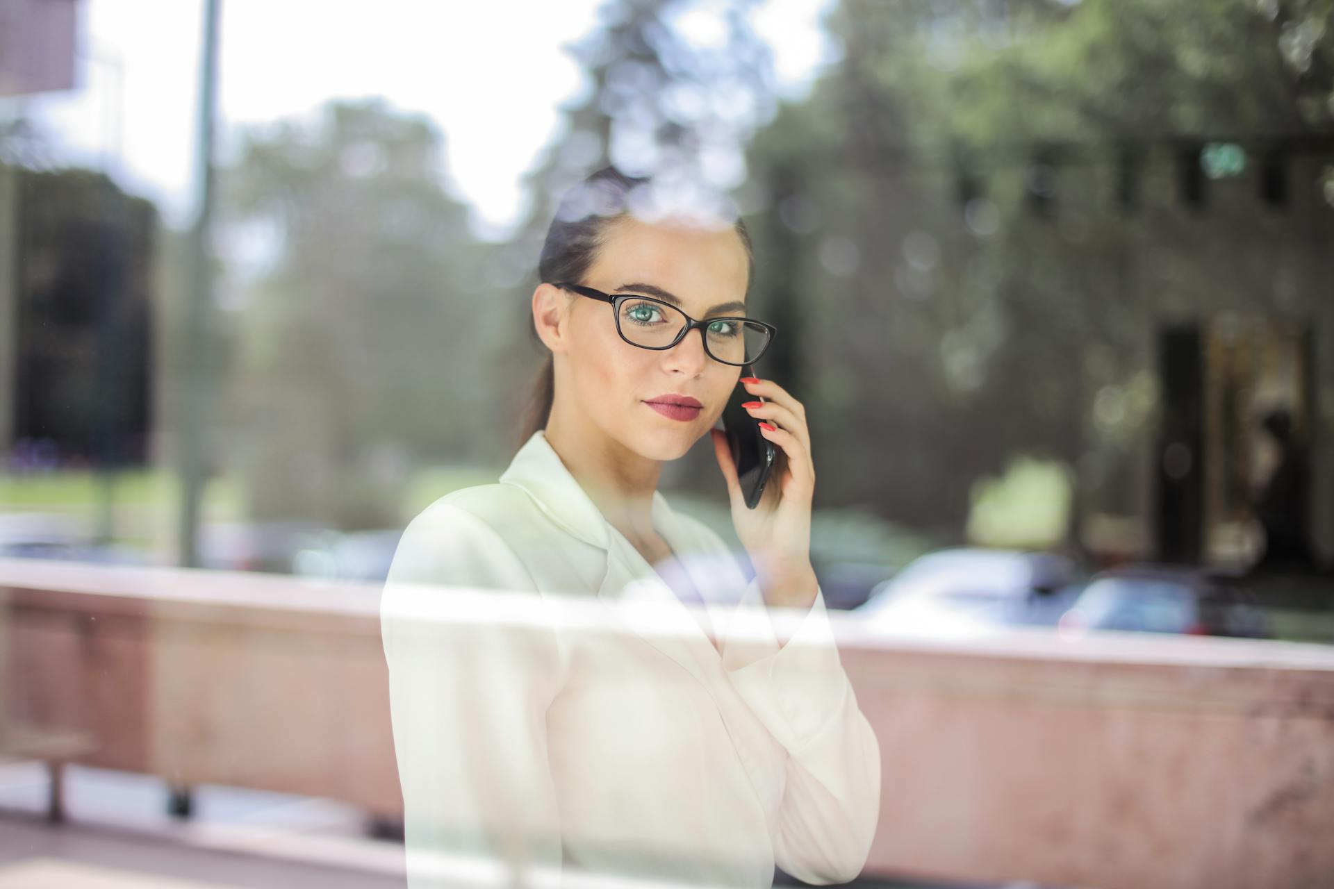 Une femme qui parle au téléphone | Source : Pexels