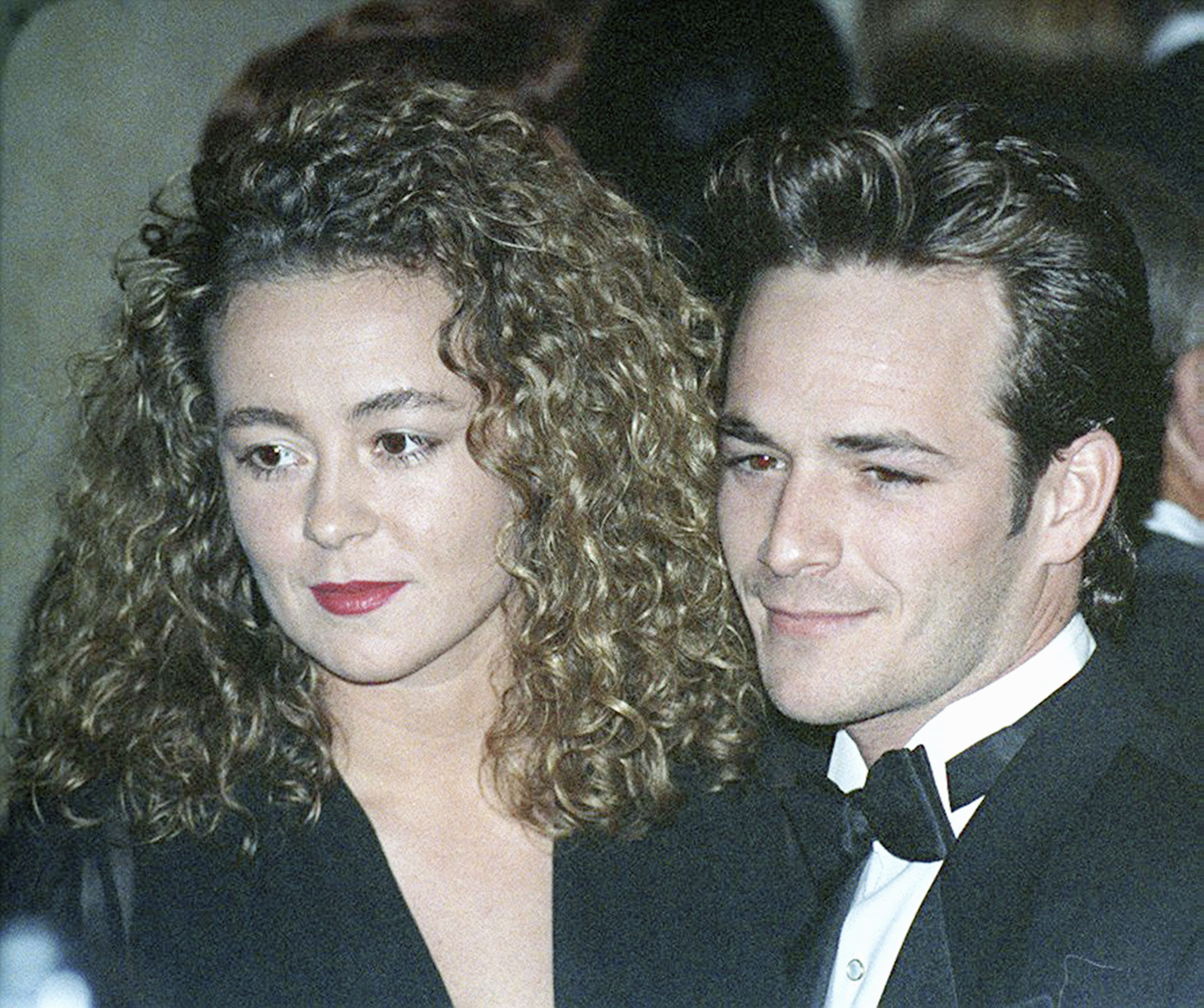Luke Perry et Rachel Sharp en Californie en 1993 | Source : Getty Images