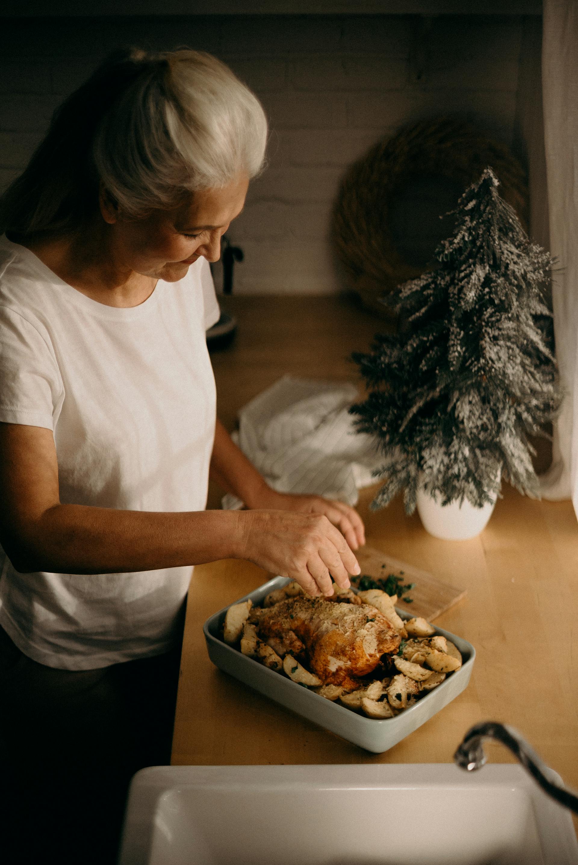 Une femme âgée préparant le dîner | Source : Pexels