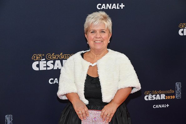 Mimie Mathy pose sur le tapis rouge de la cérémonie des César du cinéma 2020 pour un épisode de 'Dix pour cent'. | Photo : Getty Images