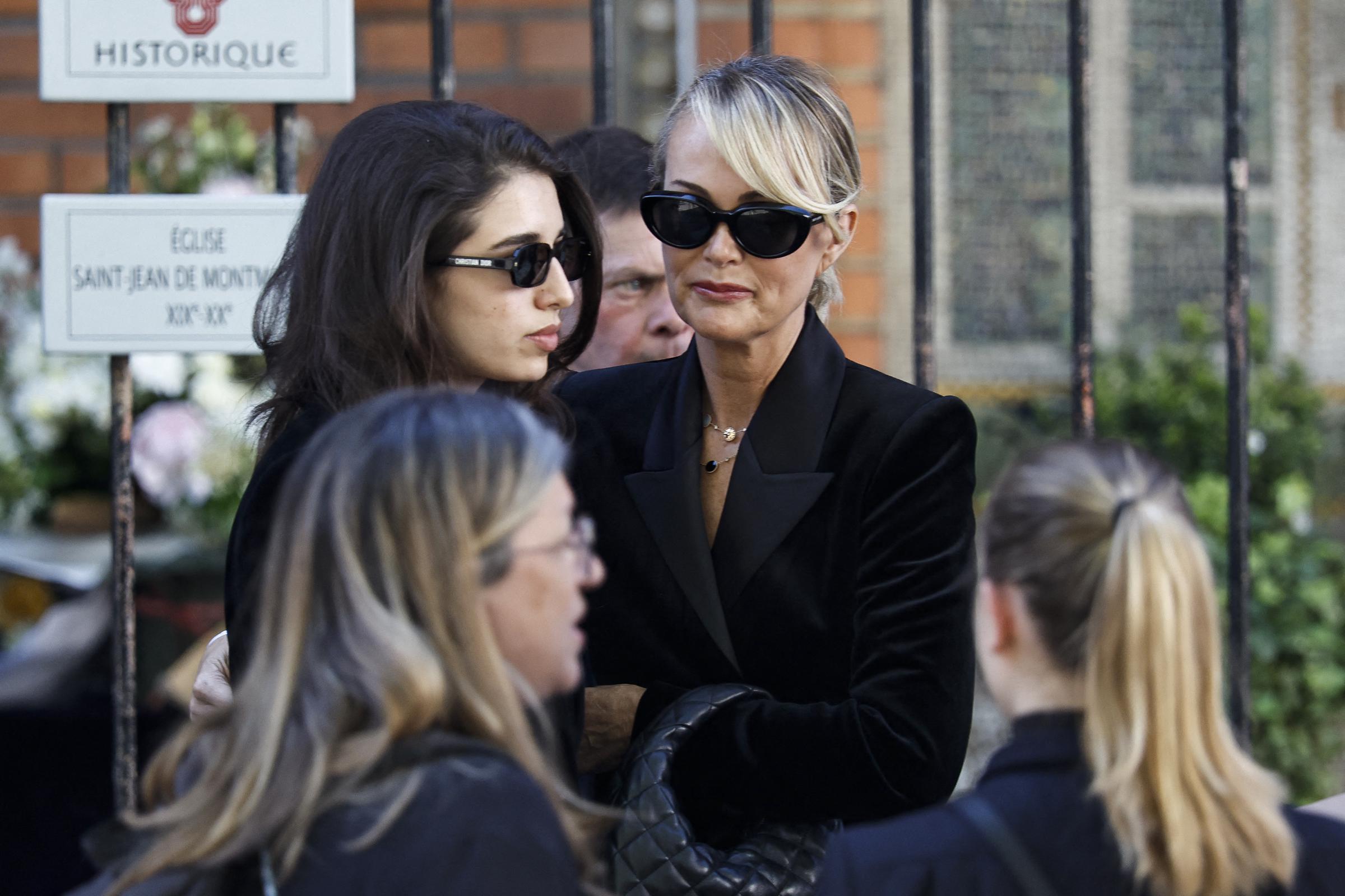 Laeticia Hallyday salue Shana Chasman, la fille de Nadia Fares, avant la cérémonie funéraire à l'église Saint-Jean de Montmartre à Paris, le 24 avril 2026. Nadia Fares est décédée le 17 avril 2026, à l'âge de 57 ans, après avoir été retrouvée inconsciente dans une piscine à Paris et avoir passé plusieurs jours dans le coma I Source : Getty Images