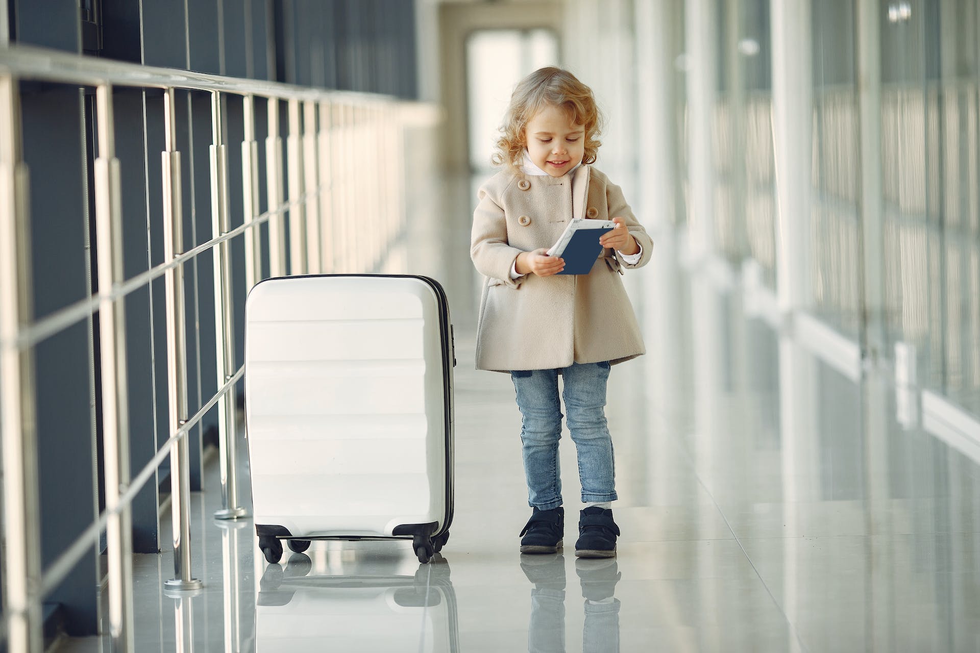 Une petite fille dans un aéroport | Source : Pexels