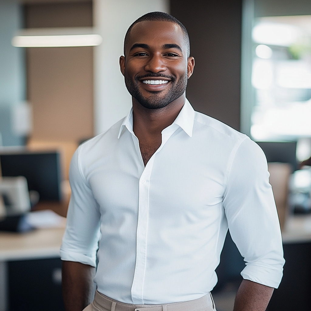 Un homme souriant | Source : Midjourney