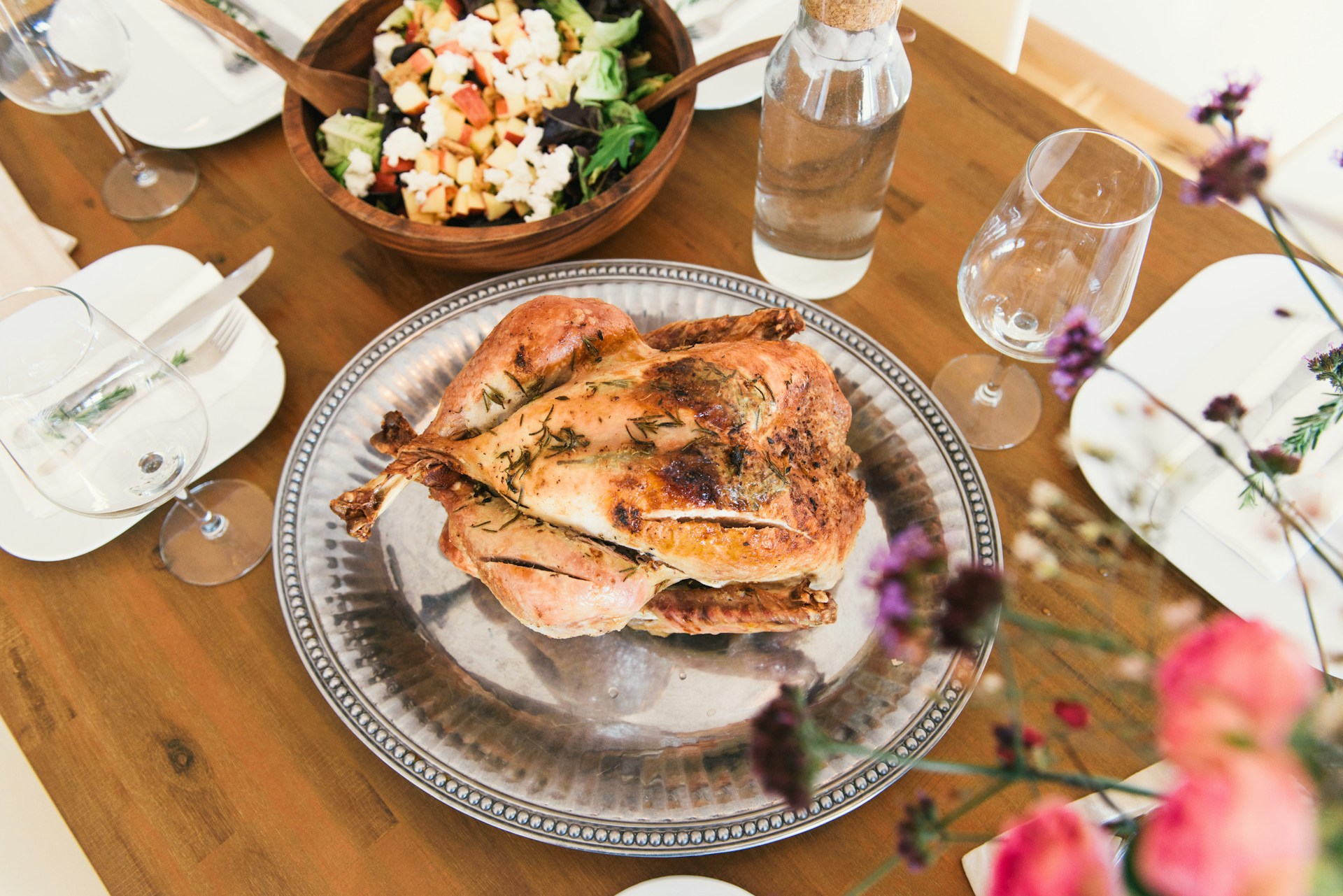 Le dîner est servi sur la table. | Source : Unsplash