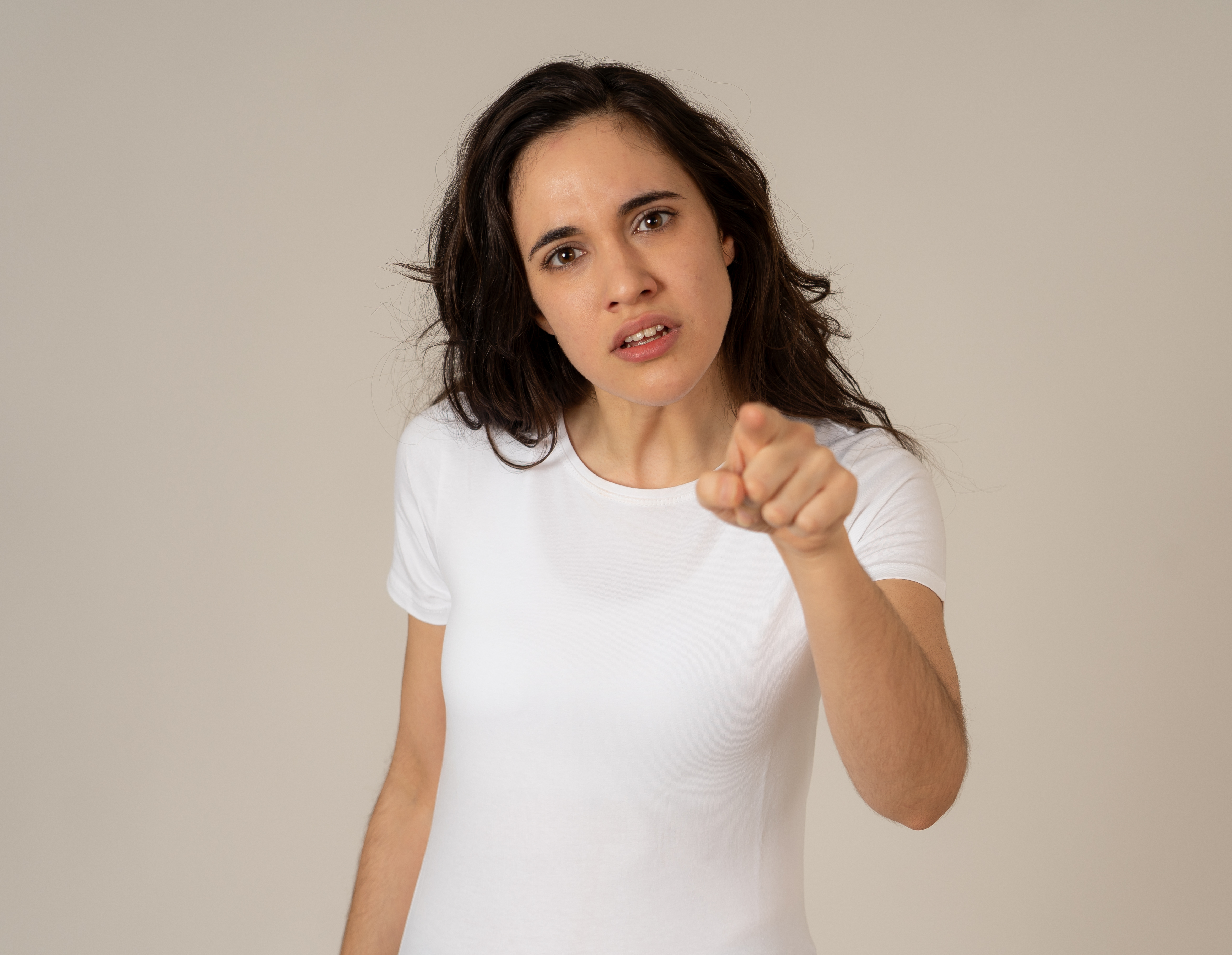 Une femme en colère qui pointe un doigt accusateur | Source : Shutterstock
