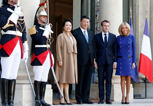 Emmanuel Macron reçoit Xi Jinping, le président chinois et son épouse Liyuan Peng à l'Elysée à Paris | Photo : Getty Images 