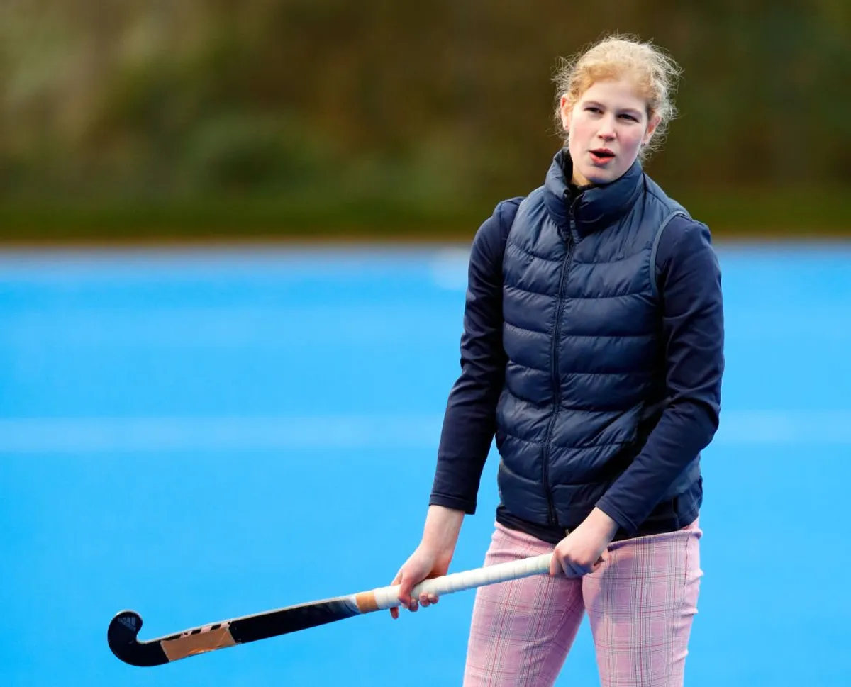 Lady Louise Windsor joue au hockey alors qu'elle assiste à une session de formation de l'équipe de hockey d'Angleterre au Bisham Abbey National Sports Center le 7 janvier 2020 à Marlow, Angleterre. | Photo : Getty Images