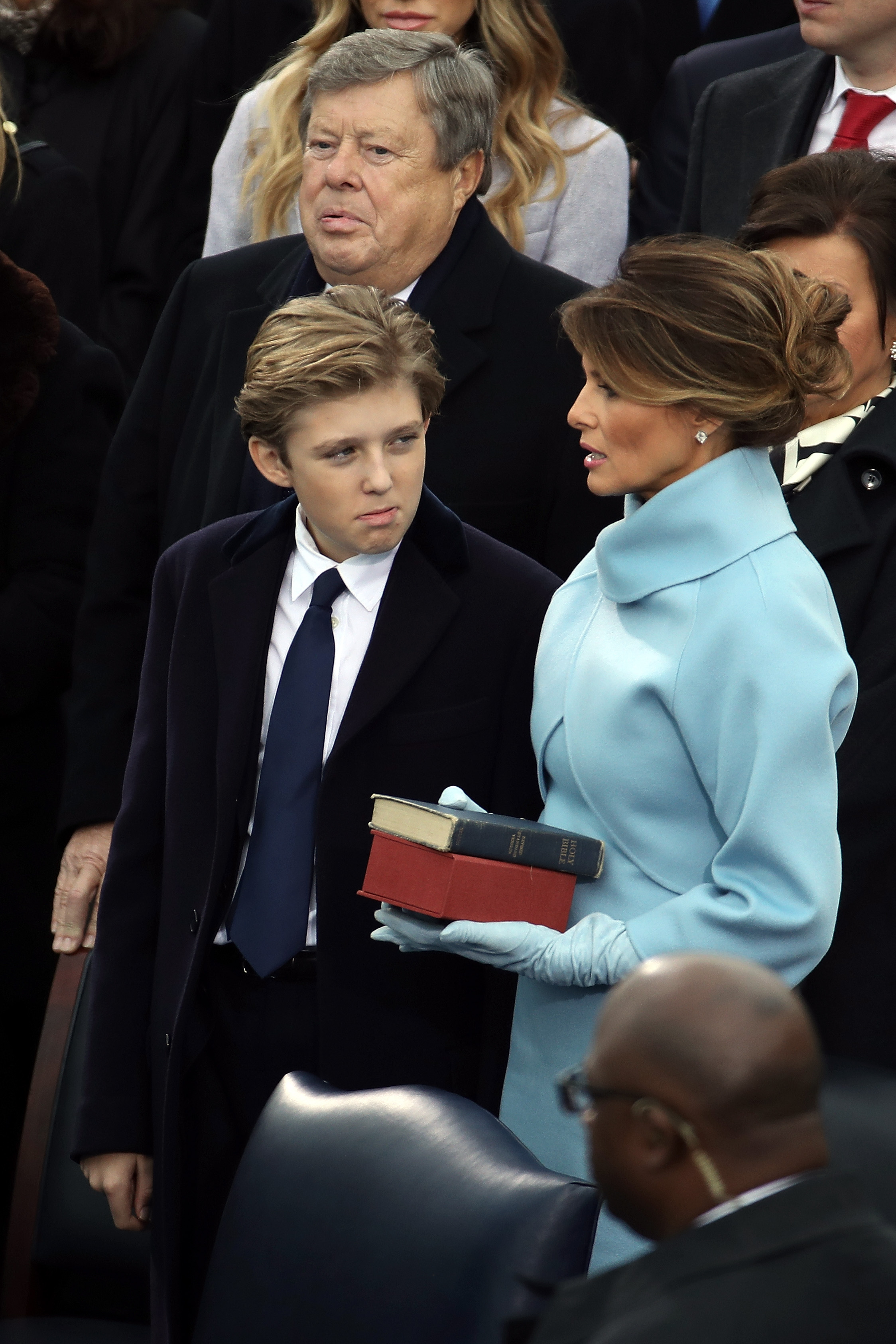 Barron et Melania Trump photographiés sur le front ouest du Capitole américain le 20 janvier 2017, à Washington, D.C. | Source : Getty Images