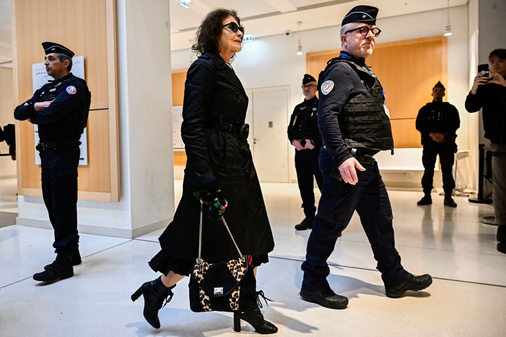 L'actrice française Fanny Ardant (au centre) arrive à l'ouverture du procès de l'acteur français Gérard Depardieu | Source : Getty Images