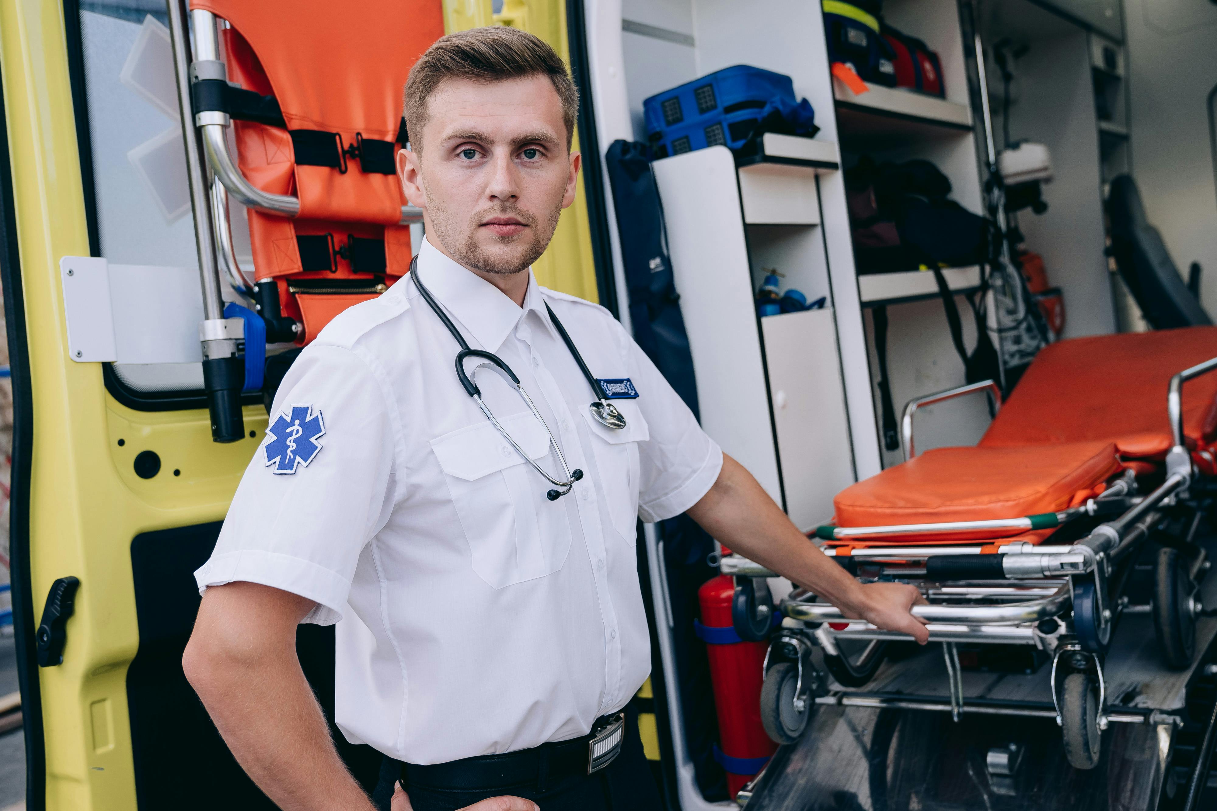 Un secouriste sort une civière d'une ambulance | Source : Pexels