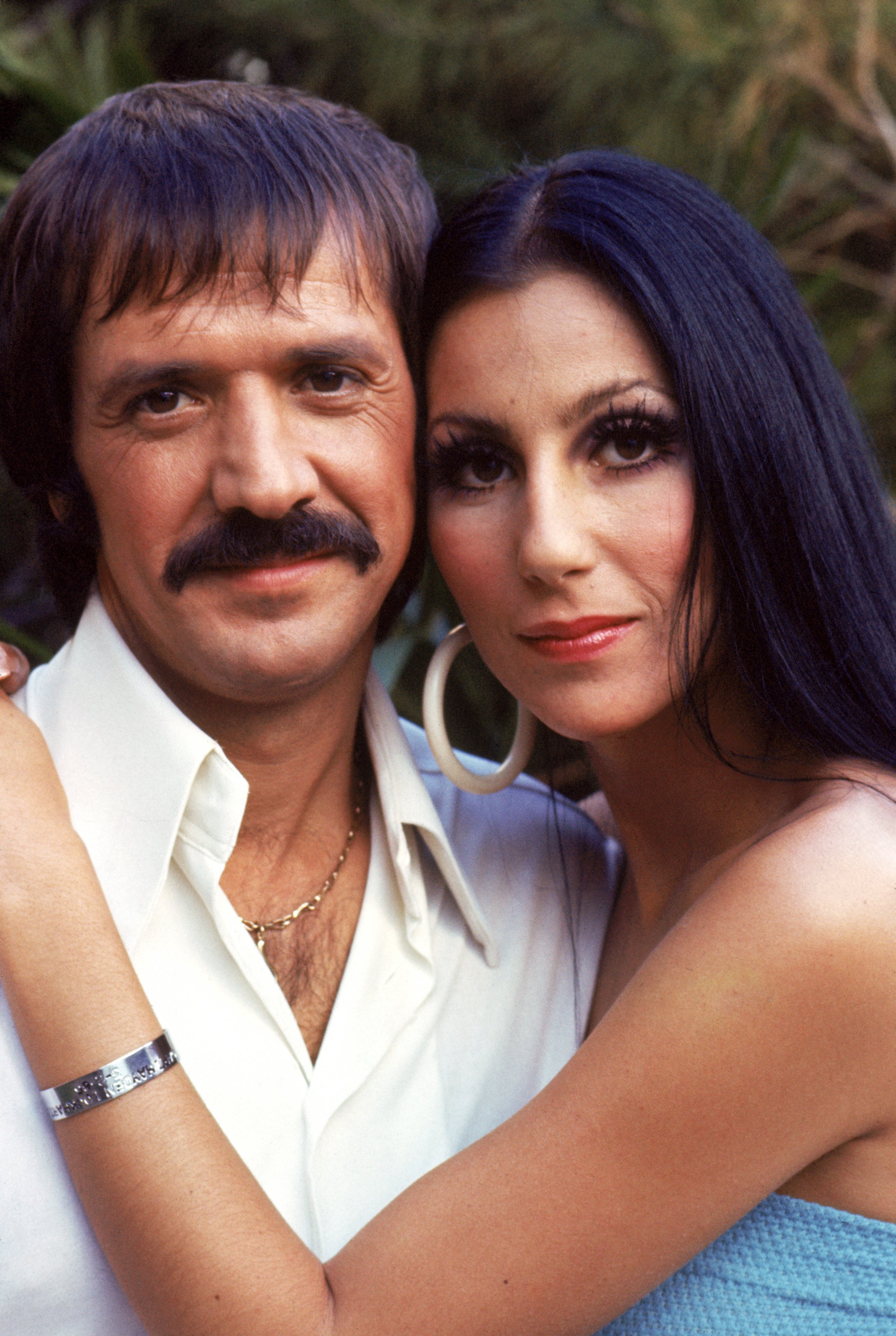Cher et Sonny Bono posent pour une photo promotionnelle pour "The Sonny and Cher Show" | Source: Getty Images