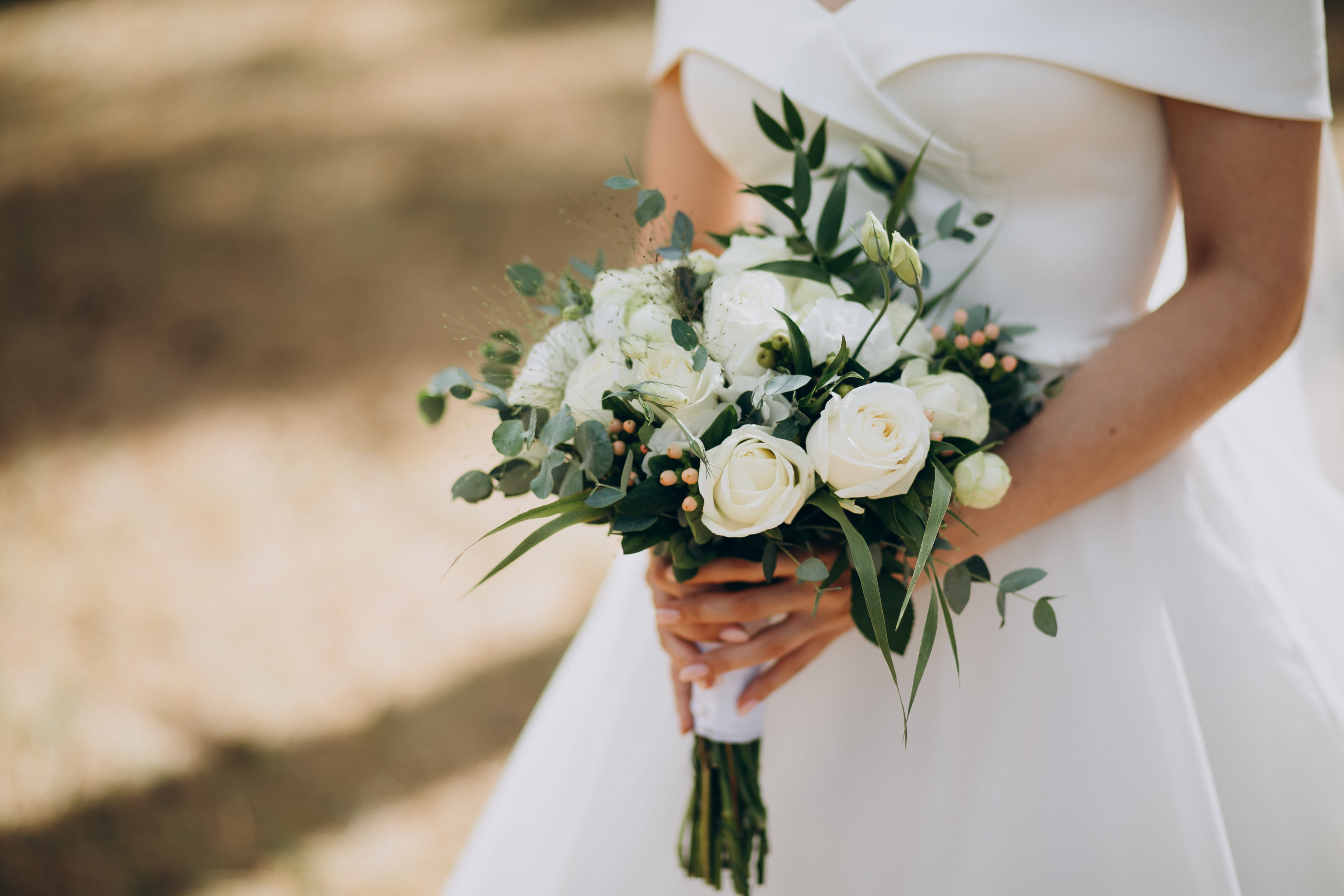 Une mariée avec un bouquet | Source : Freepik