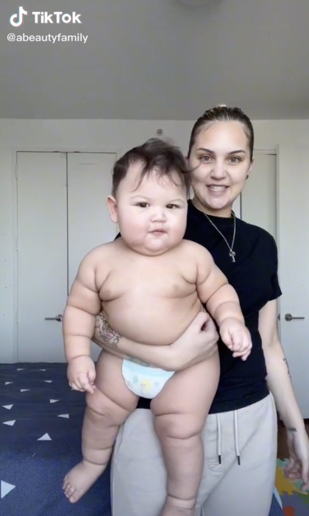 Alexa Priego, avec son fils Kason. | Source: tiktok.com/@abeautyfamily/video/7074226149077028142