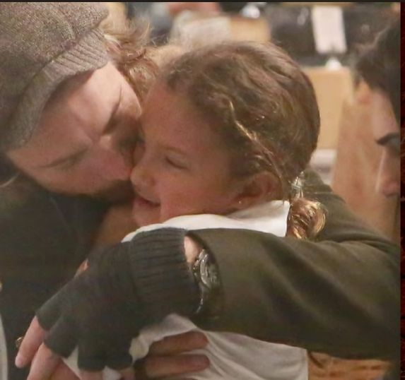 Nahla Ariela avec son papa Gabriel Aubry, comme on le voit dans une vidéo datée du 8 décembre 2014 | Source : YouTube/@TMZ