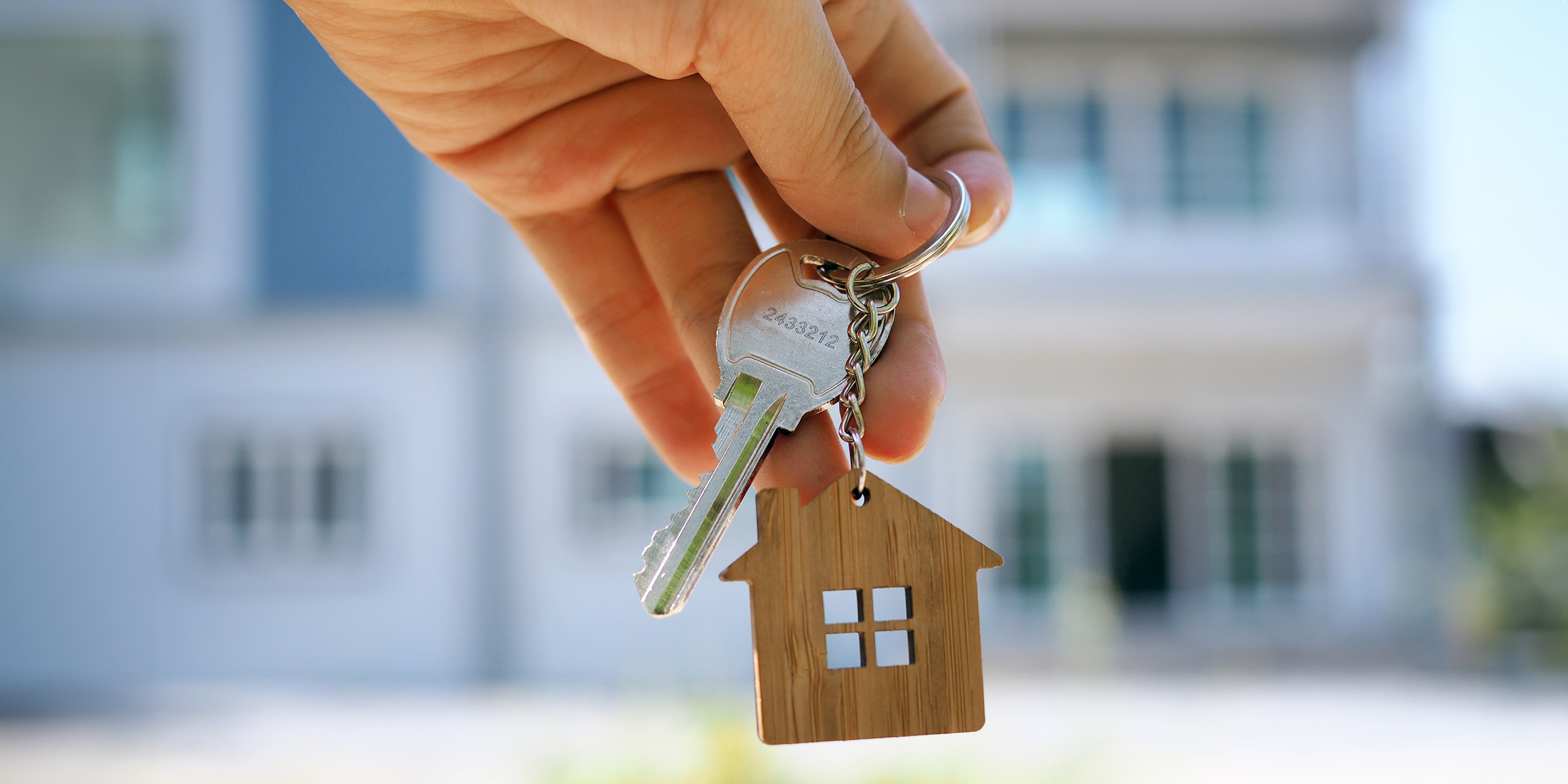 Une personne tenant une clé de maison | Source : Shutterstock